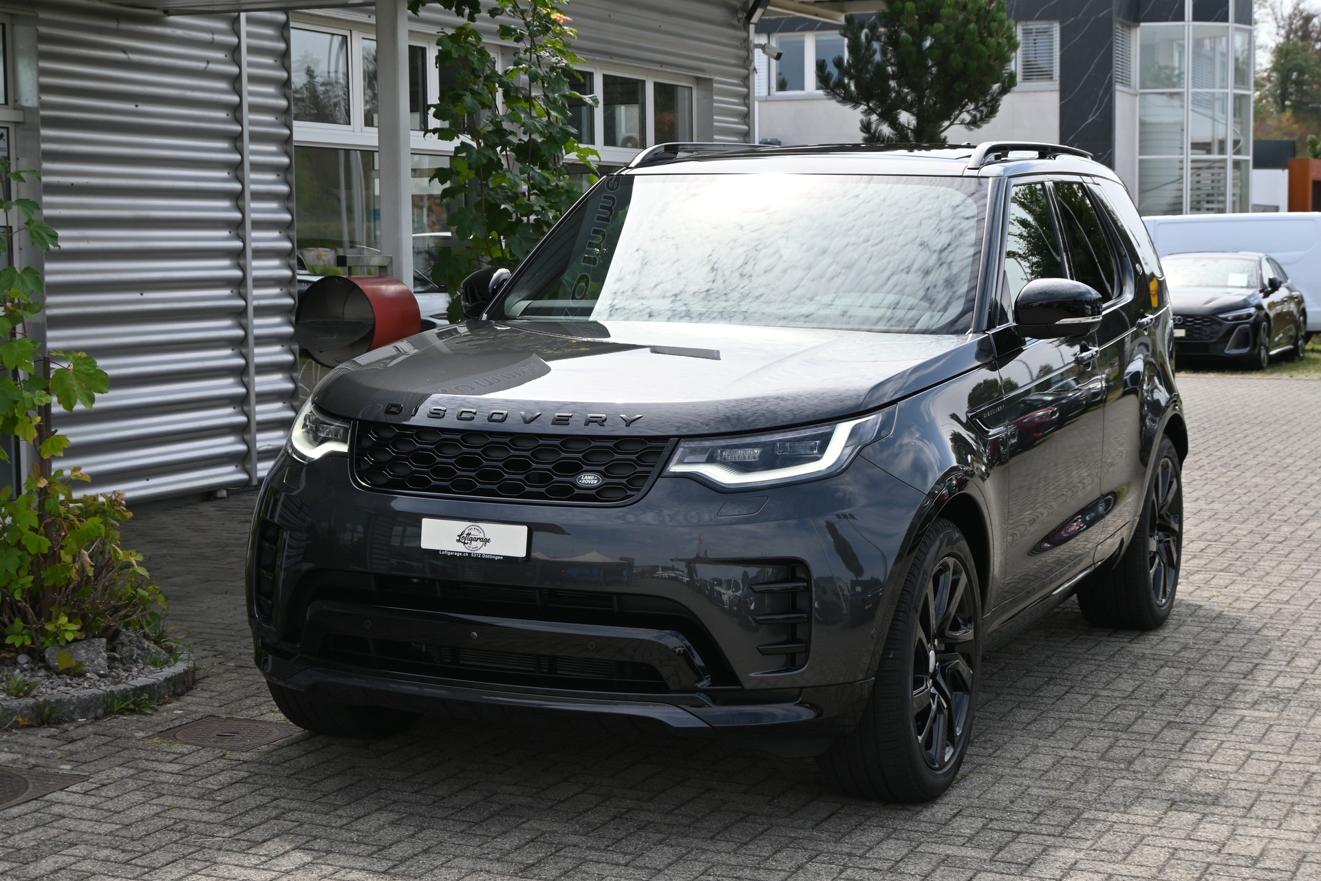 LAND ROVER Discovery 3.0D I6 P250 S R-Dynamic AWD Automatic 7-Plätzer + AHK 3500kg + Werksgarantie 10.2030-showroom-element-1