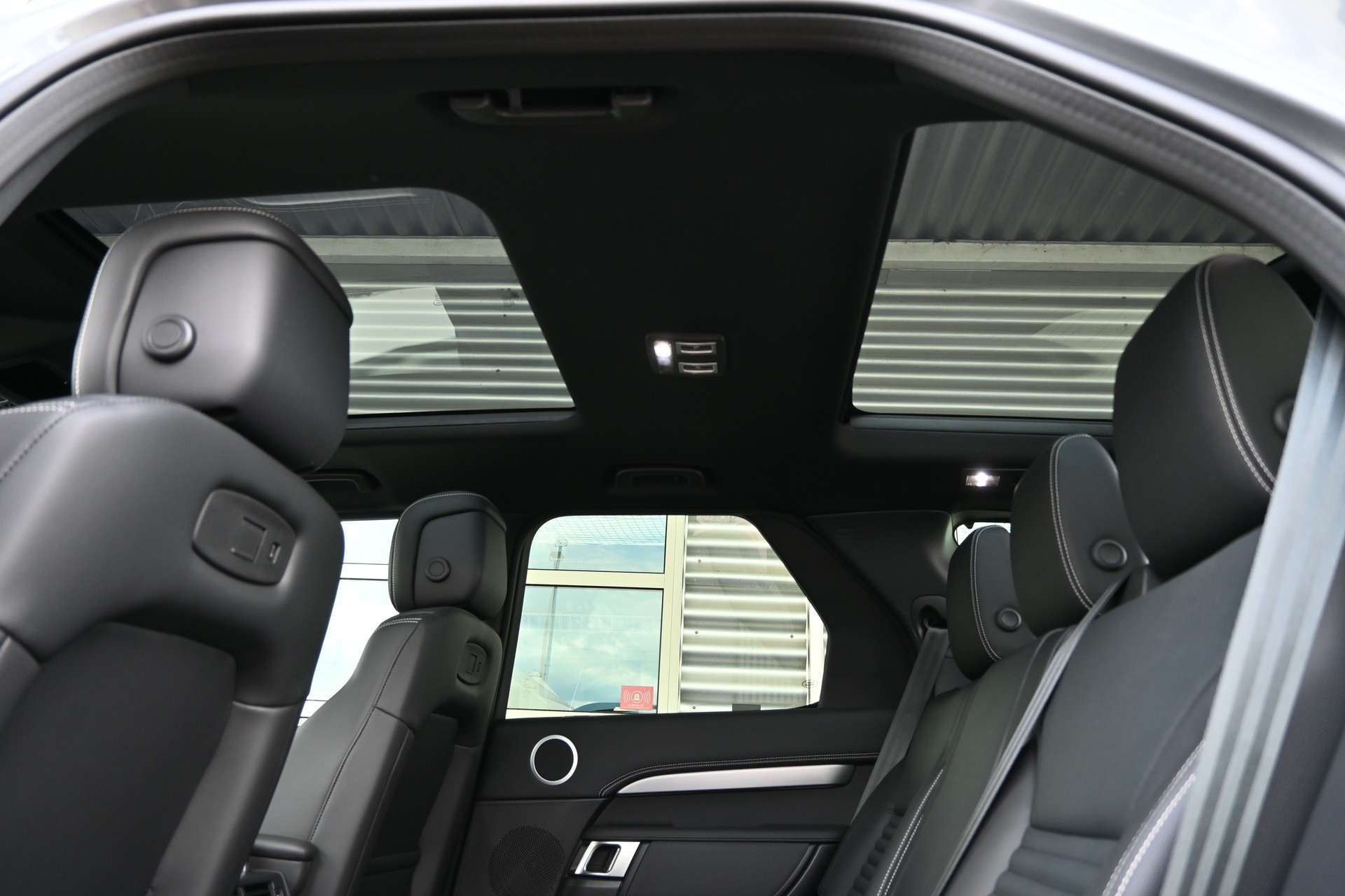 LAND ROVER Discovery 3.0D I6 P250 S R-Dynamic AWD Automatic 7-Plätzer + AHK 3500kg + Werksgarantie 10.2030-image-17