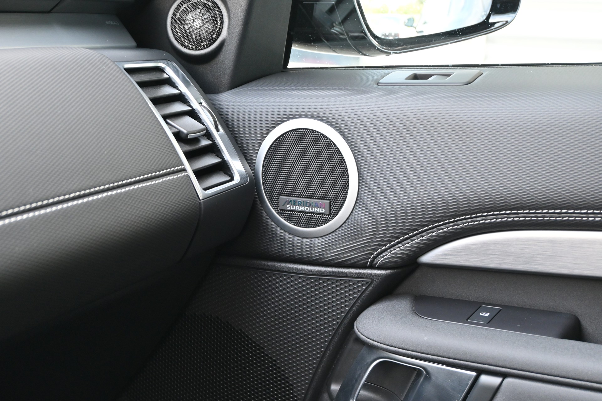LAND ROVER Discovery 3.0D I6 P250 S R-Dynamic AWD Automatic 7-Plätzer + AHK 3500kg + Werksgarantie 10.2030-image-18