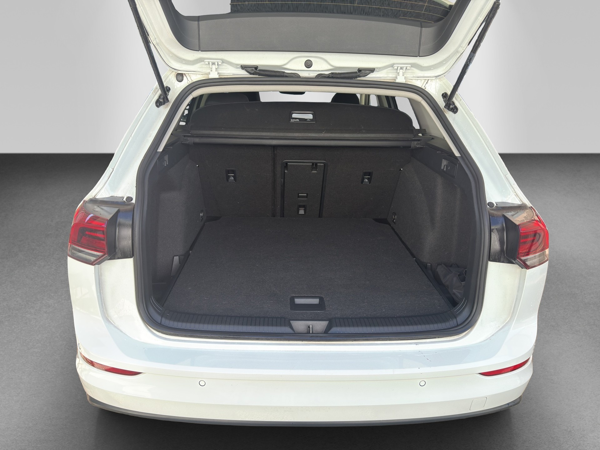 VW Golf Variant 2.0 TDI Life DSG-image-15