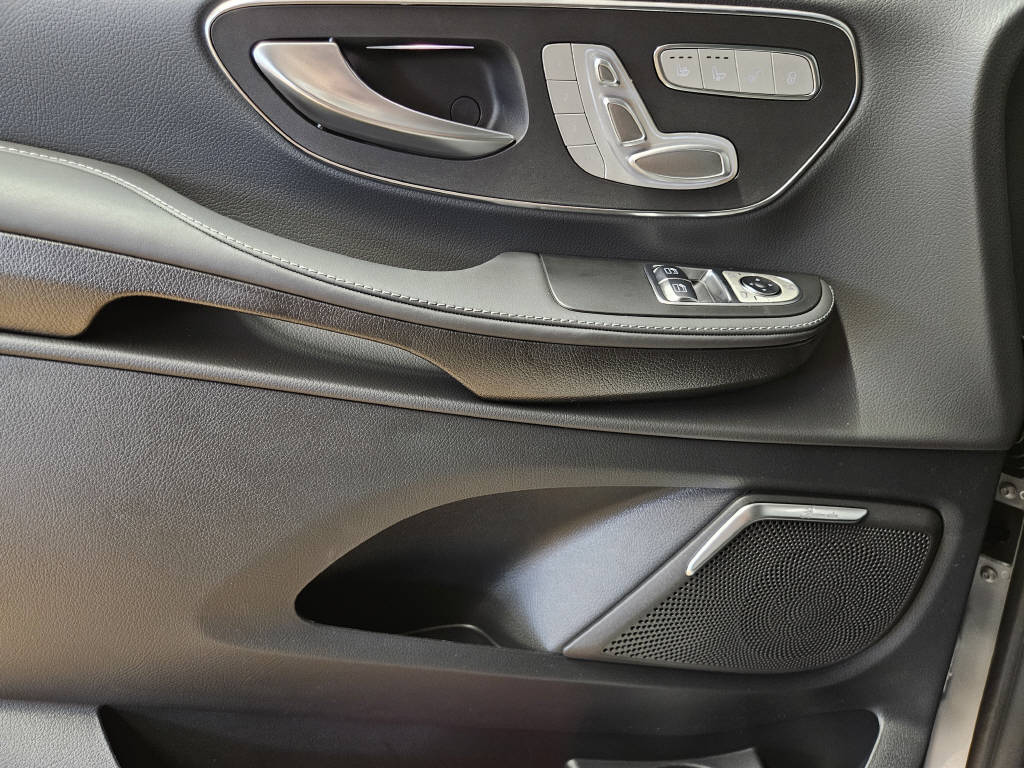 MERCEDES-BENZ V 300 d 4Matic lang Swiss Edition-image-9