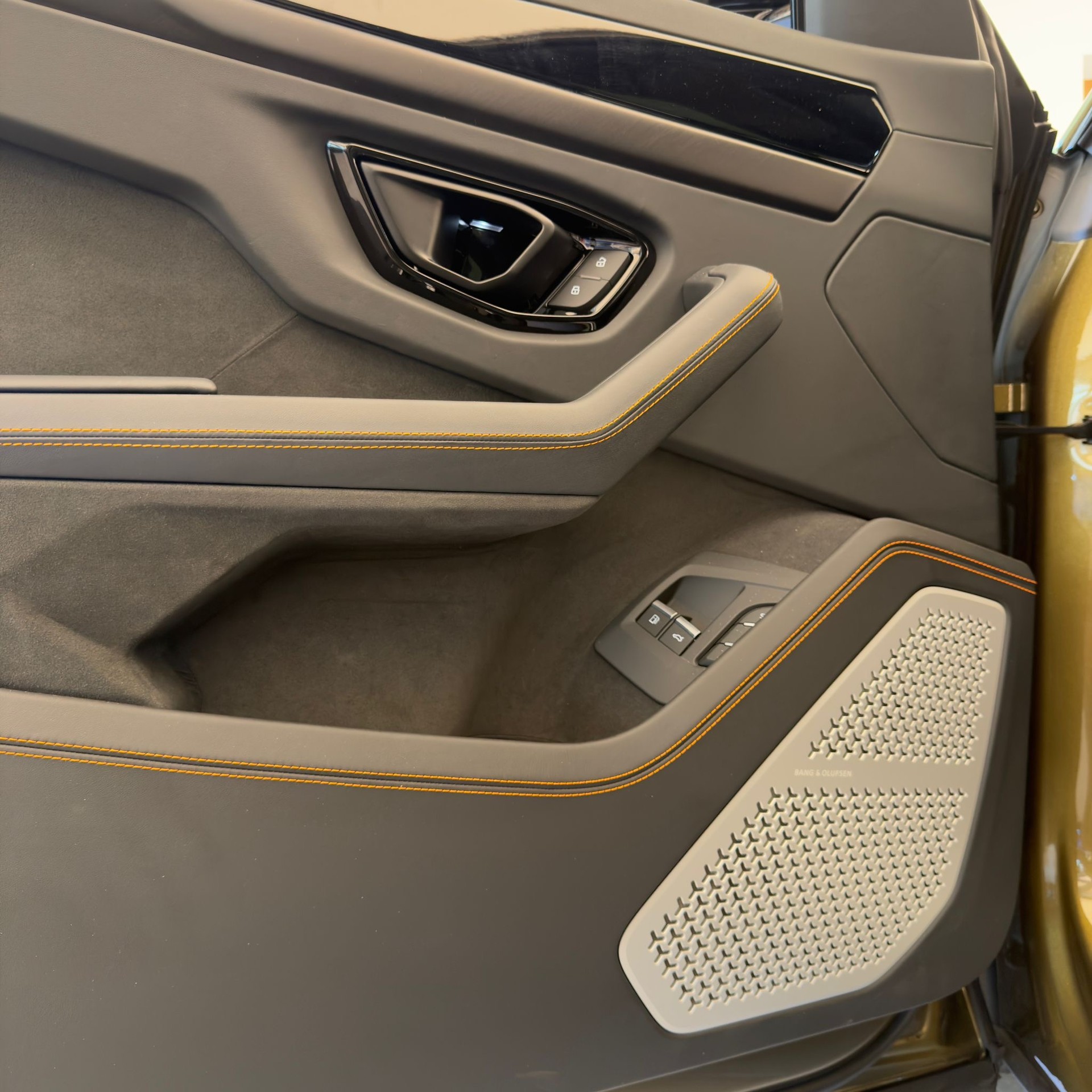 LAMBORGHINI Urus SE-image-12