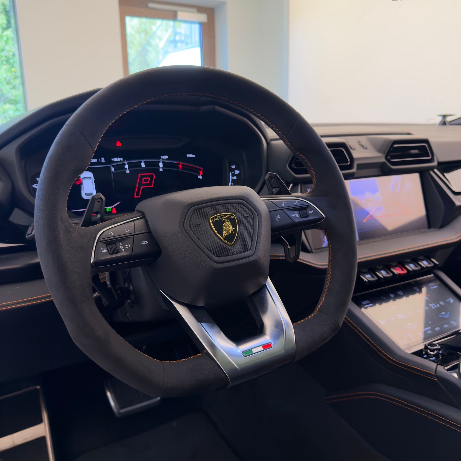 LAMBORGHINI Urus SE-image-9