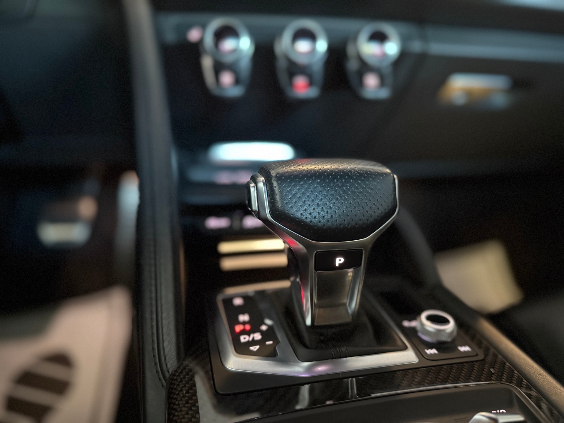 AUDI R8 Coupé 5.2 plus S-Tronic-image-18
