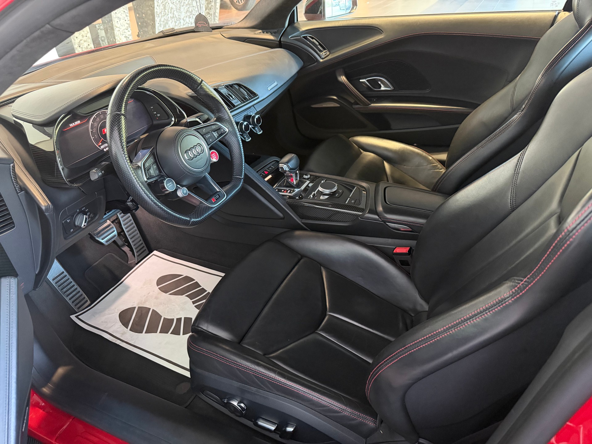 AUDI R8 Coupé 5.2 plus S-Tronic-image-12