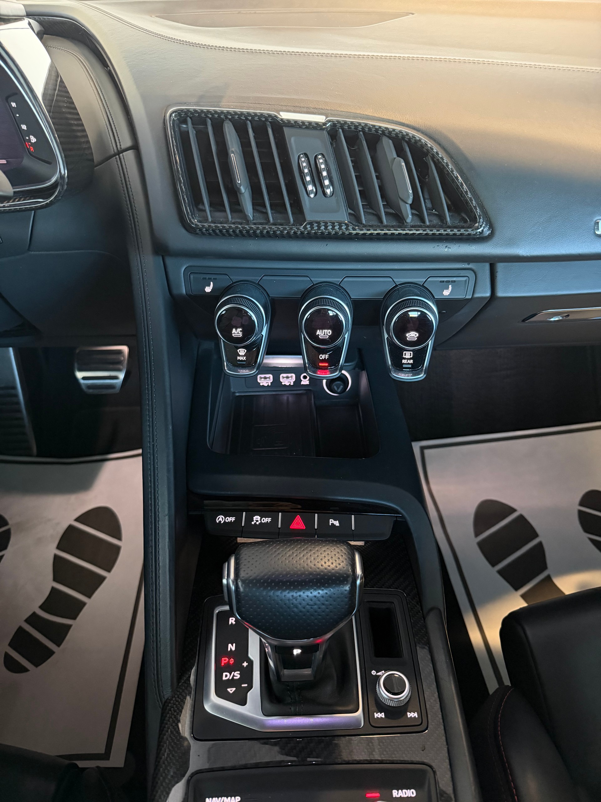 AUDI R8 Coupé 5.2 plus S-Tronic-image-16