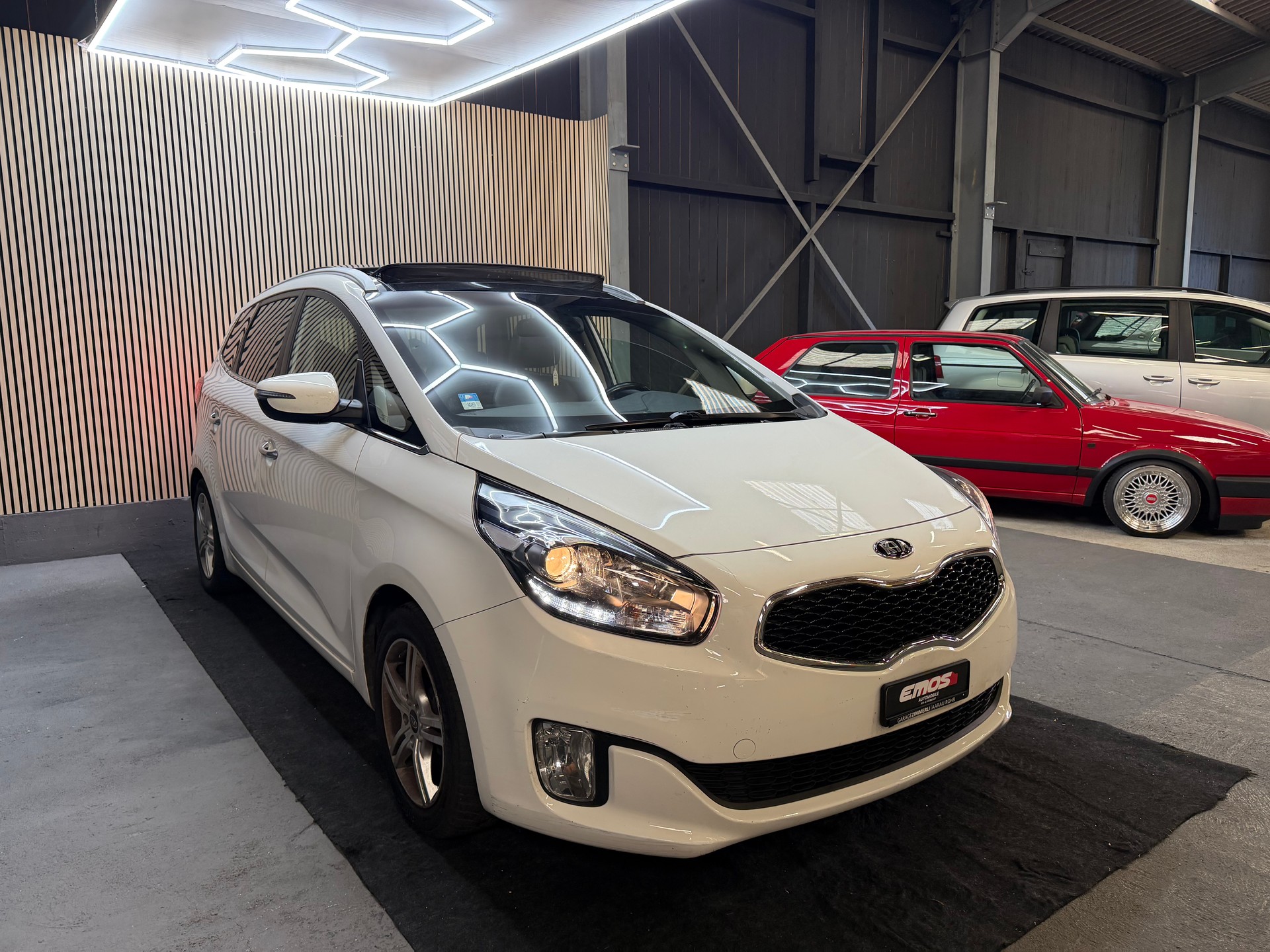 KIA Carens 1.7 CRDi Swiss Eco Edition DCT-image-2