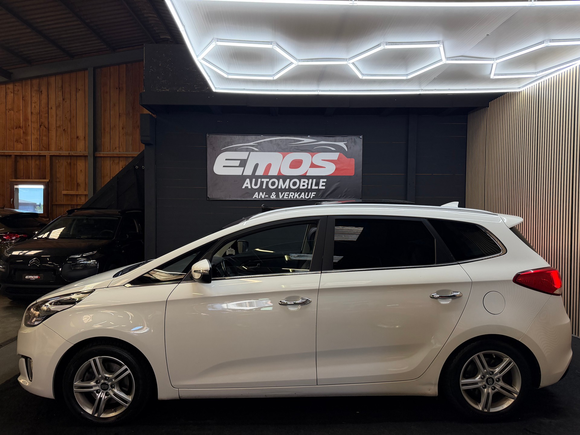 KIA Carens 1.7 CRDi Swiss Eco Edition DCT-image-3