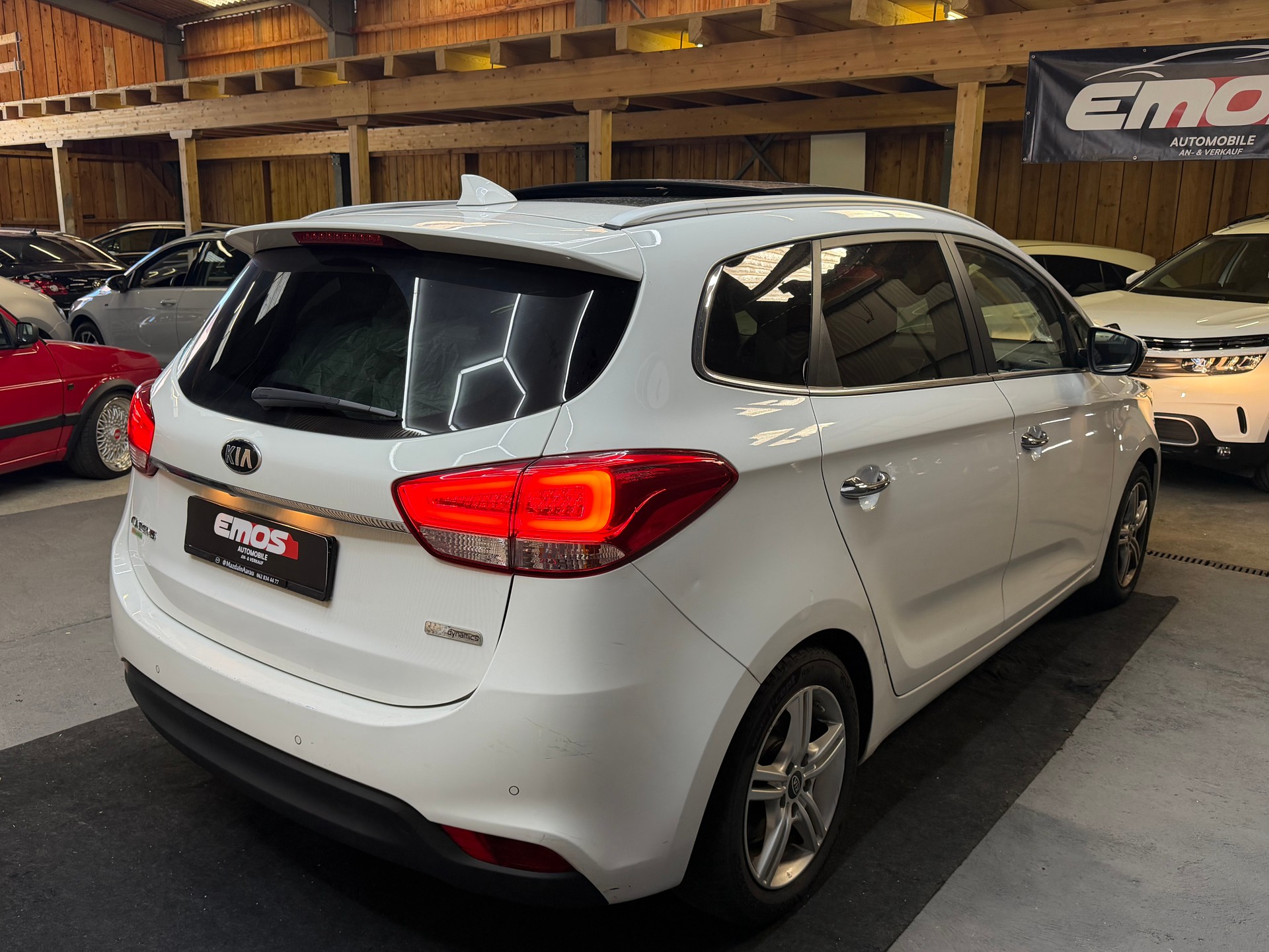 KIA Carens 1.7 CRDi Swiss Eco Edition DCT-image-5