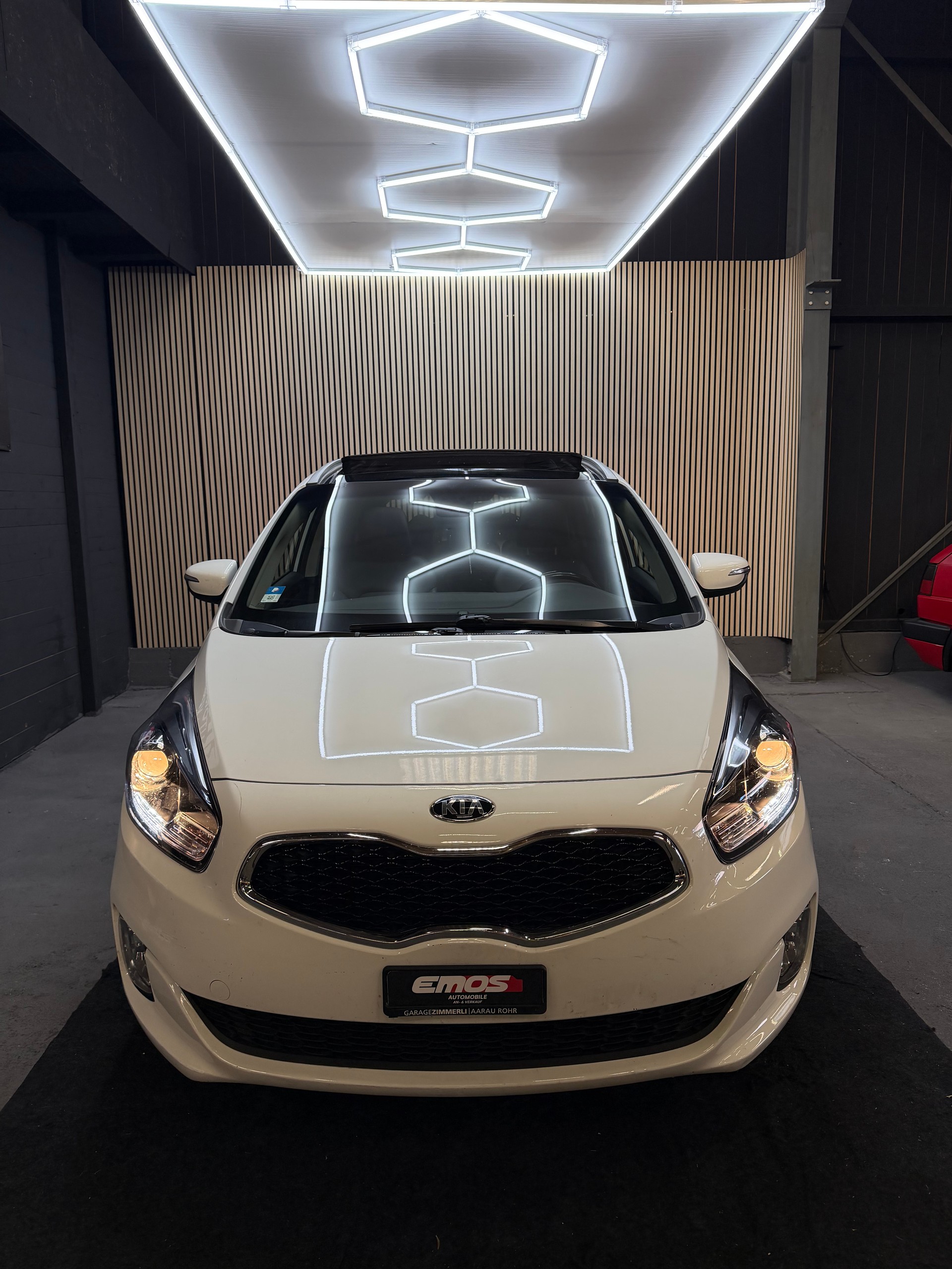 KIA Carens 1.7 CRDi Swiss Eco Edition DCT-image-1
