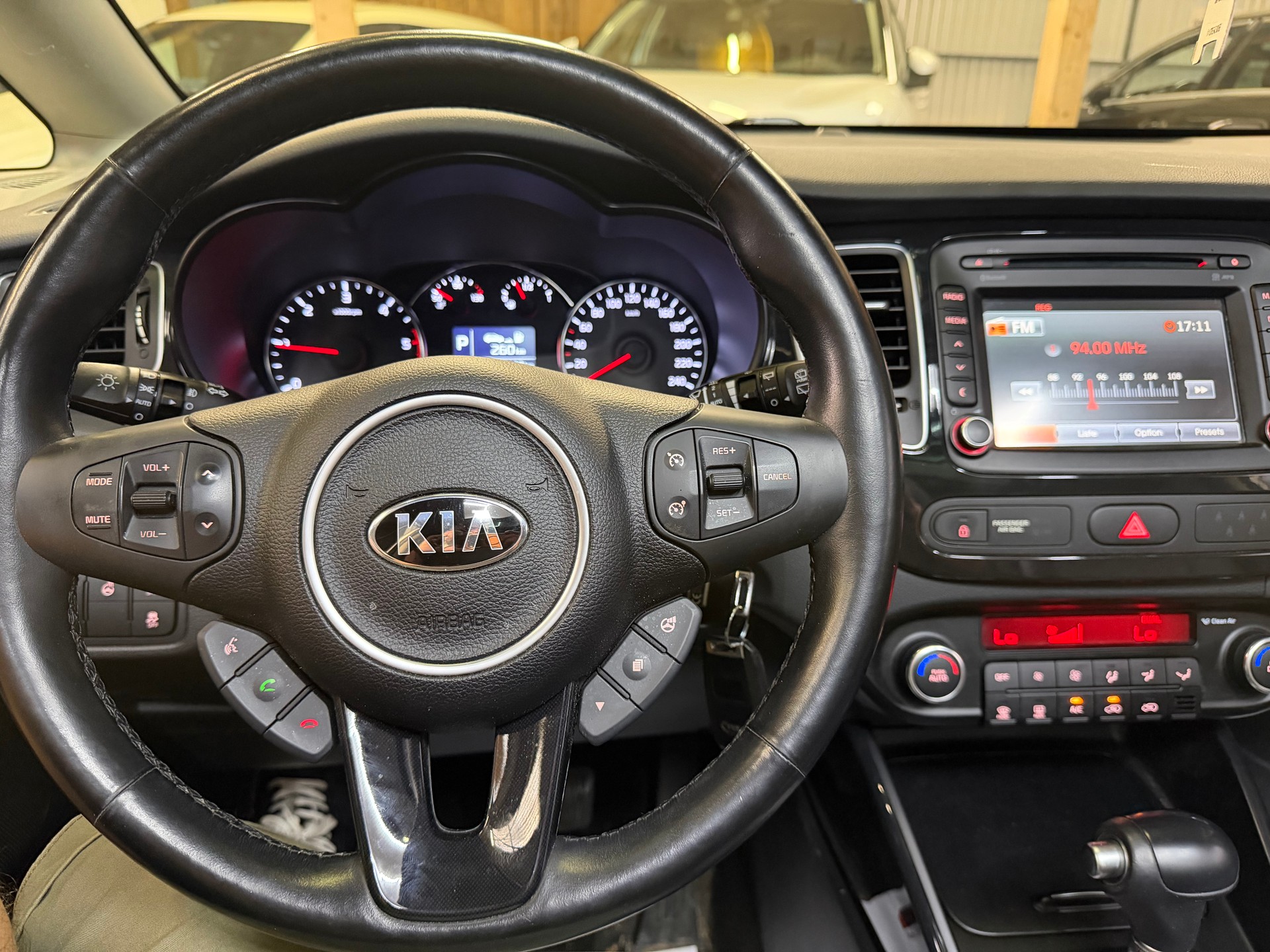 KIA Carens 1.7 CRDi Swiss Eco Edition DCT-image-10