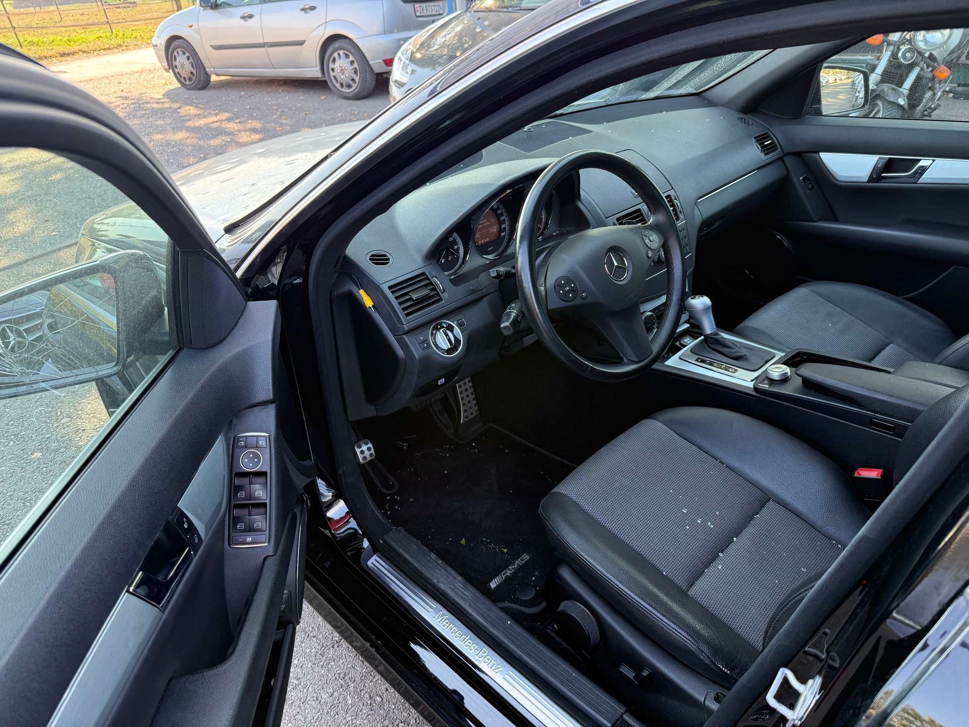 MERCEDES-BENZ C 180 CGI BlueEfficiency Automatic-image-11