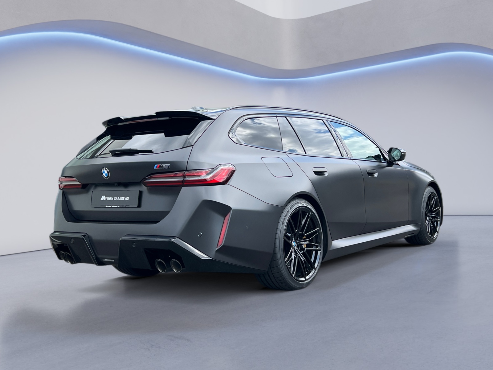 BMW M5 xDrive Touring-image-4