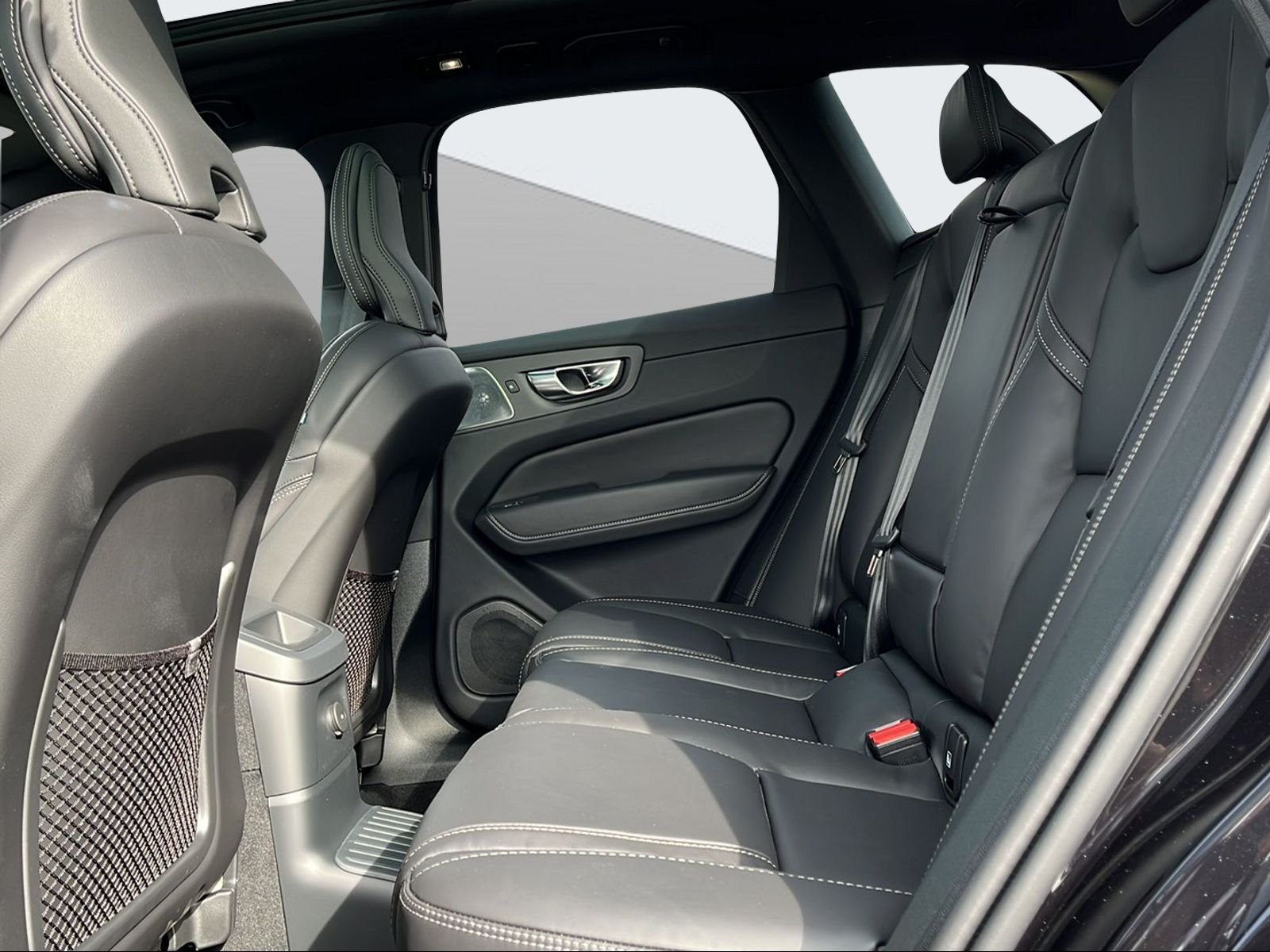 VOLVO XC60 2.0 T8 TE XCENTRIC Black Edition eAWD-image-13