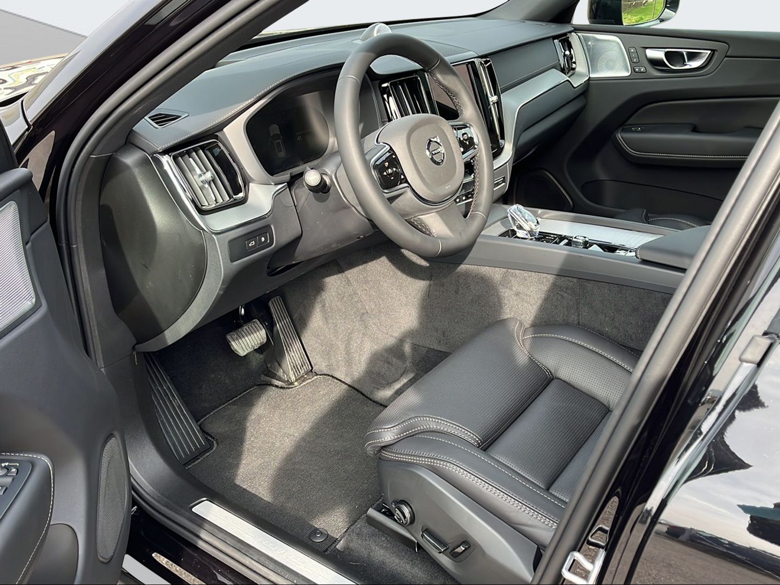 VOLVO XC60 2.0 T8 TE XCENTRIC Black Edition eAWD-image-9