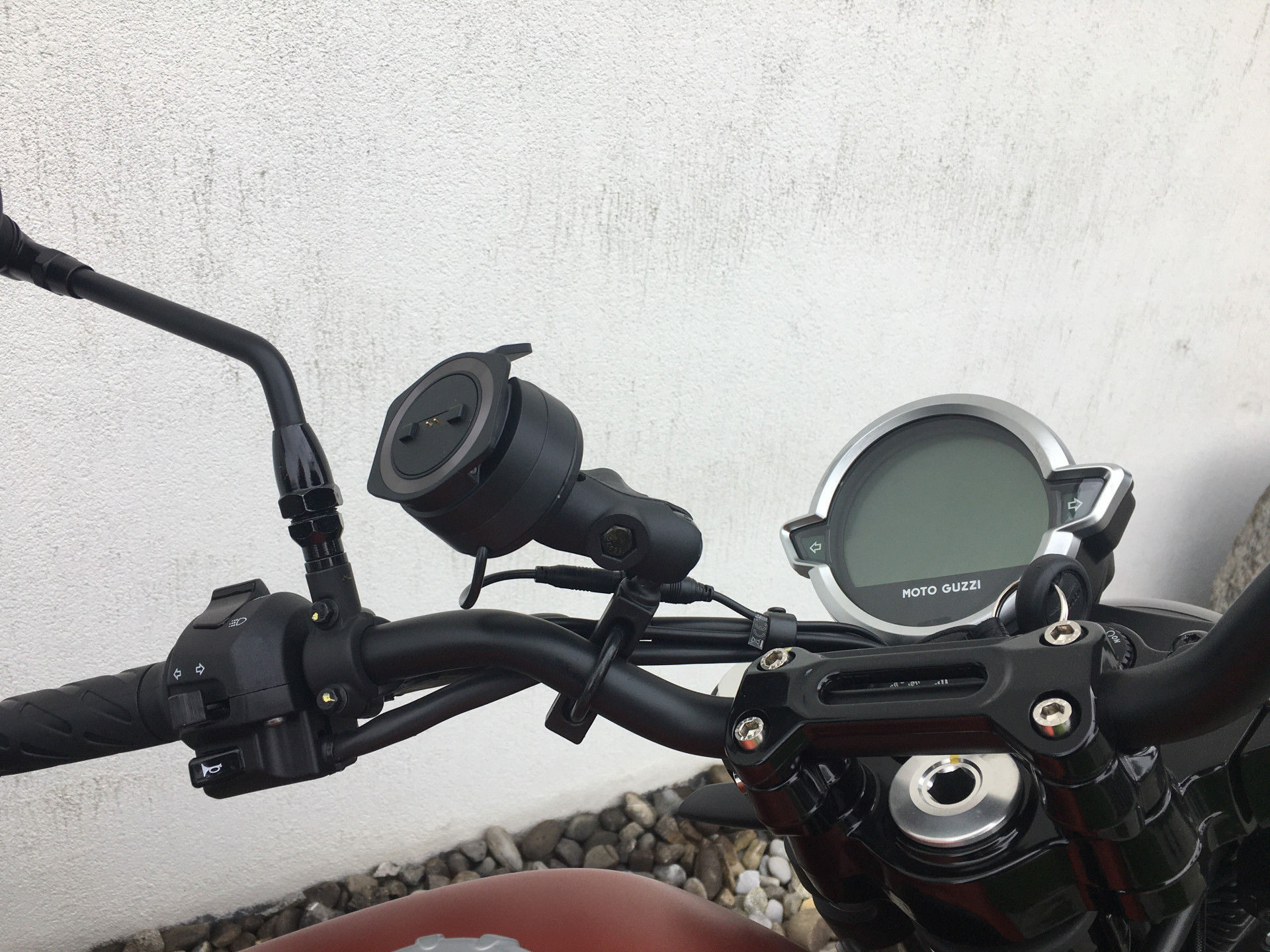 MOTO GUZZI V7 850 Stone-image-6