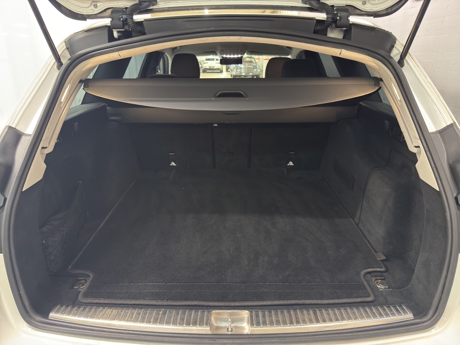 MERCEDES-BENZ E 220 d Swiss Star 4Matic T-image-10