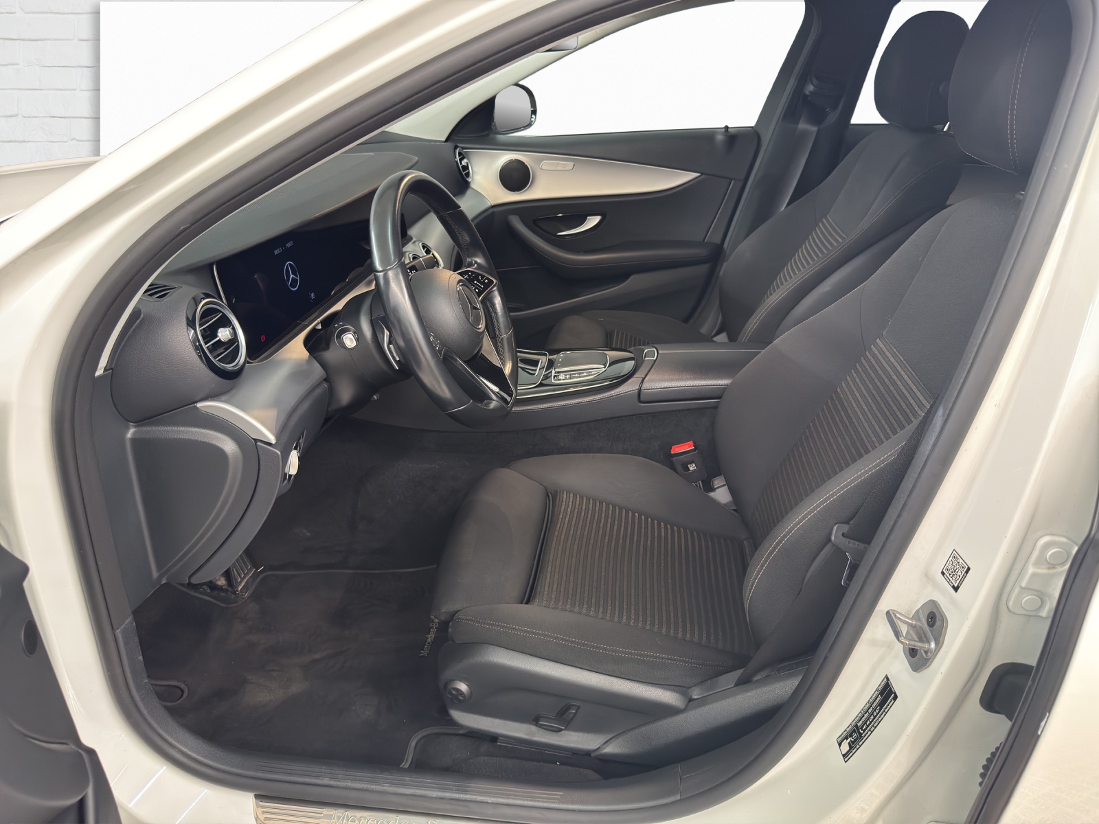 MERCEDES-BENZ E 220 d Swiss Star 4Matic T-image-6