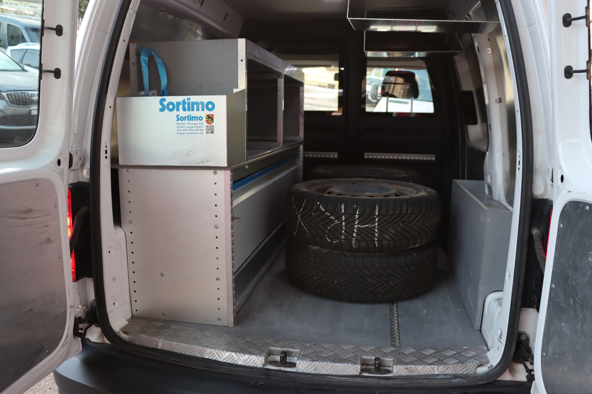 VW Caddy 2.0TDI 4Motion BlueMotion Technology DSG-image-8