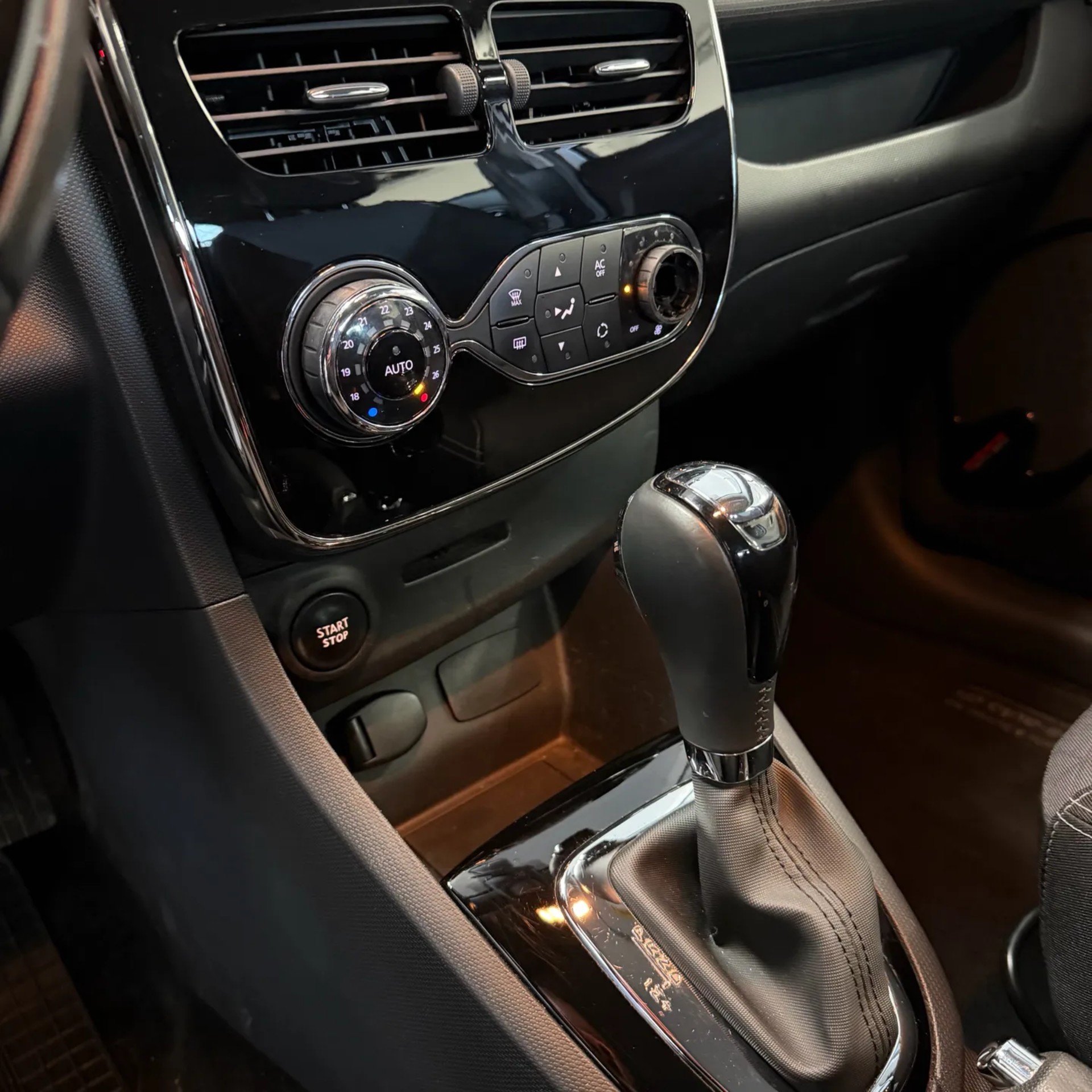 RENAULT Clio 1.2 16V T Swiss Edition EDC-image-12