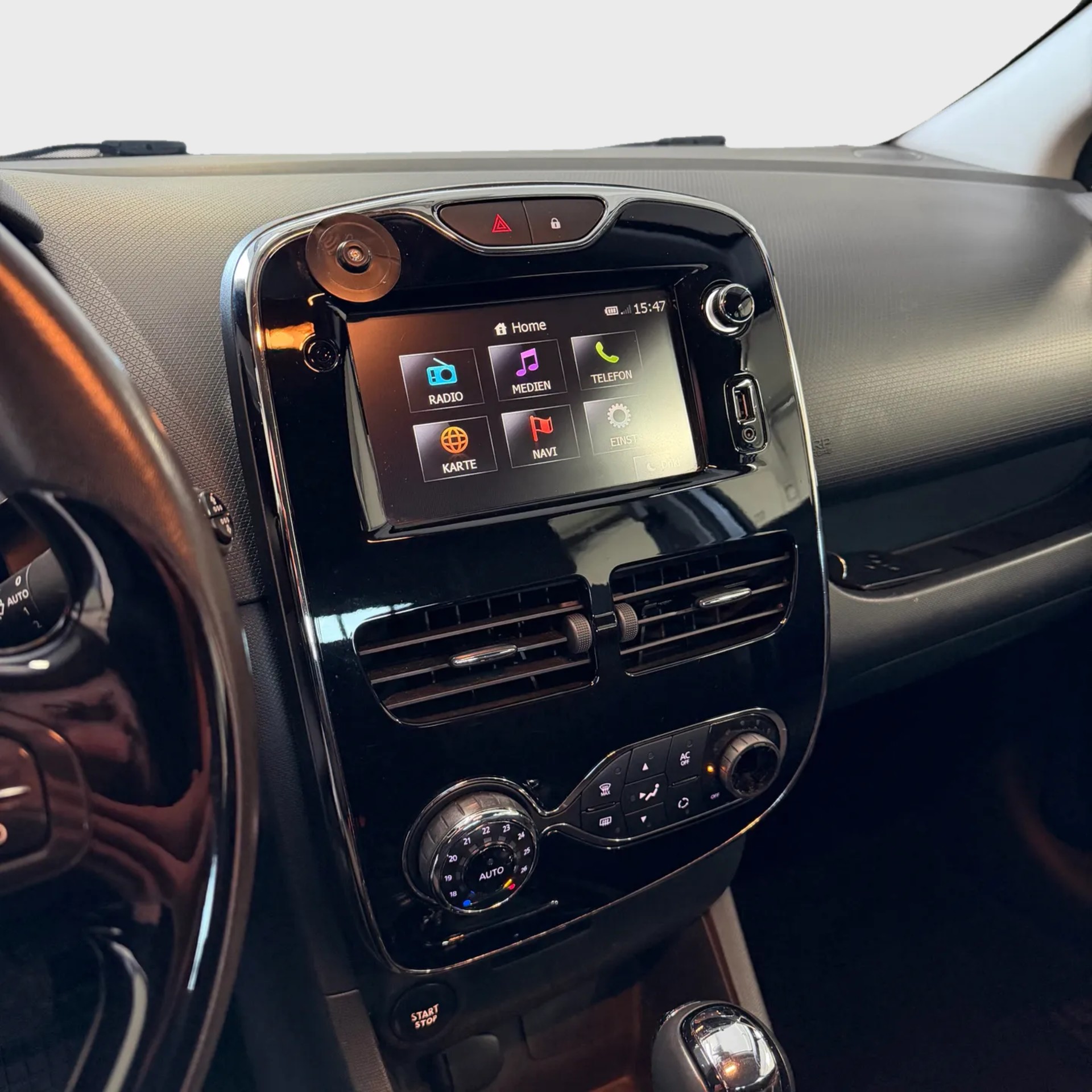 RENAULT Clio 1.2 16V T Swiss Edition EDC-image-11