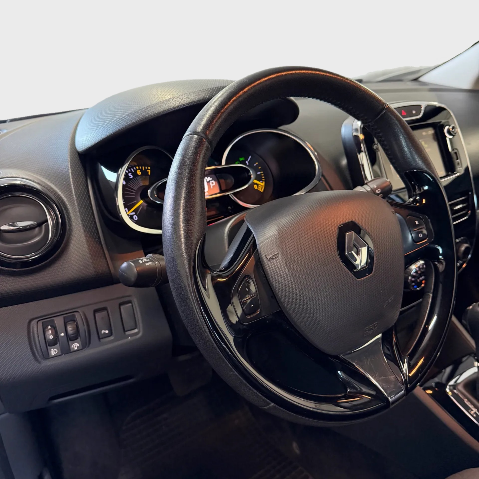 RENAULT Clio 1.2 16V T Swiss Edition EDC-image-10