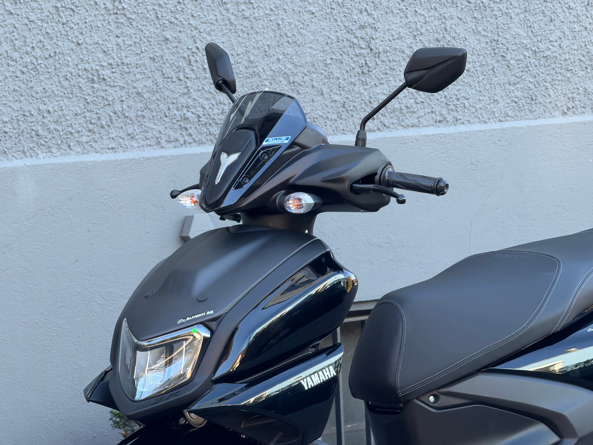 YAMAHA RayZR-showroom-element-2