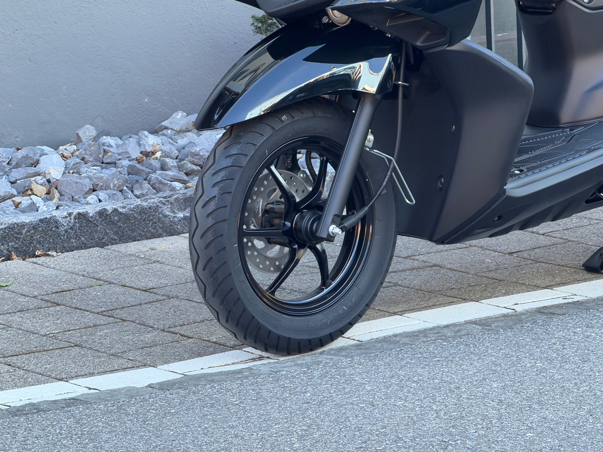 YAMAHA RayZR-showroom-element-1