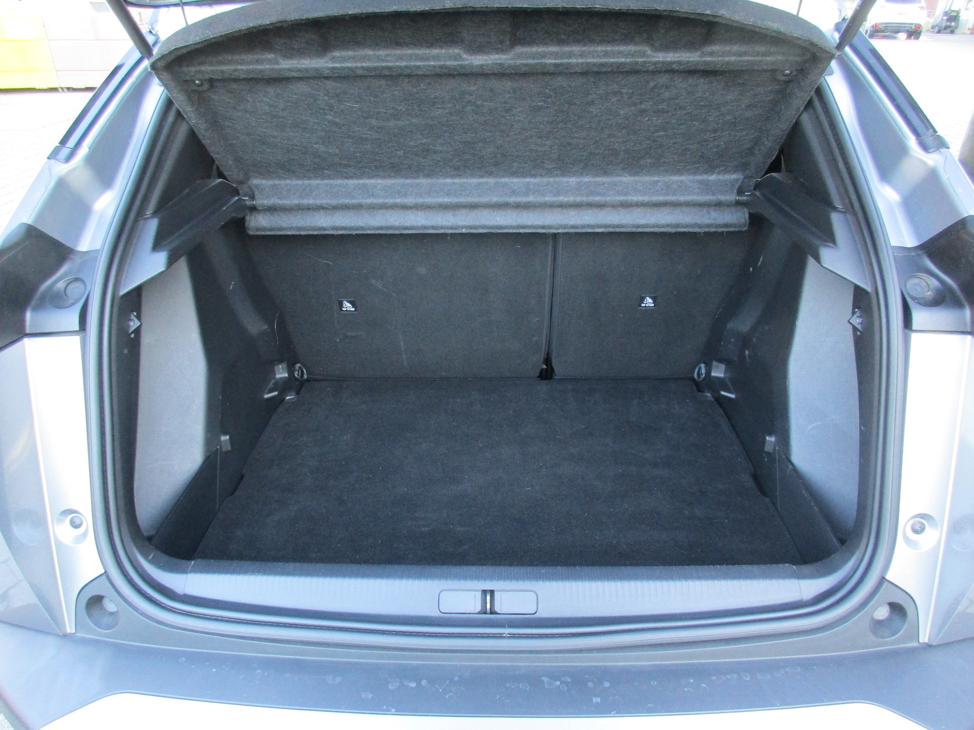 PEUGEOT 2008 1.2 PureTech GT EAT8-image-4