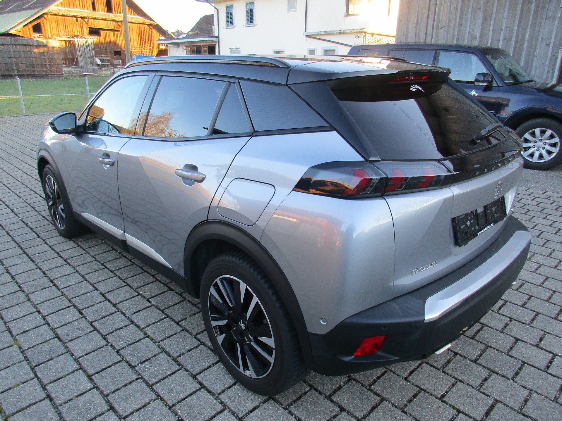 PEUGEOT 2008 1.2 PureTech GT EAT8-image-1