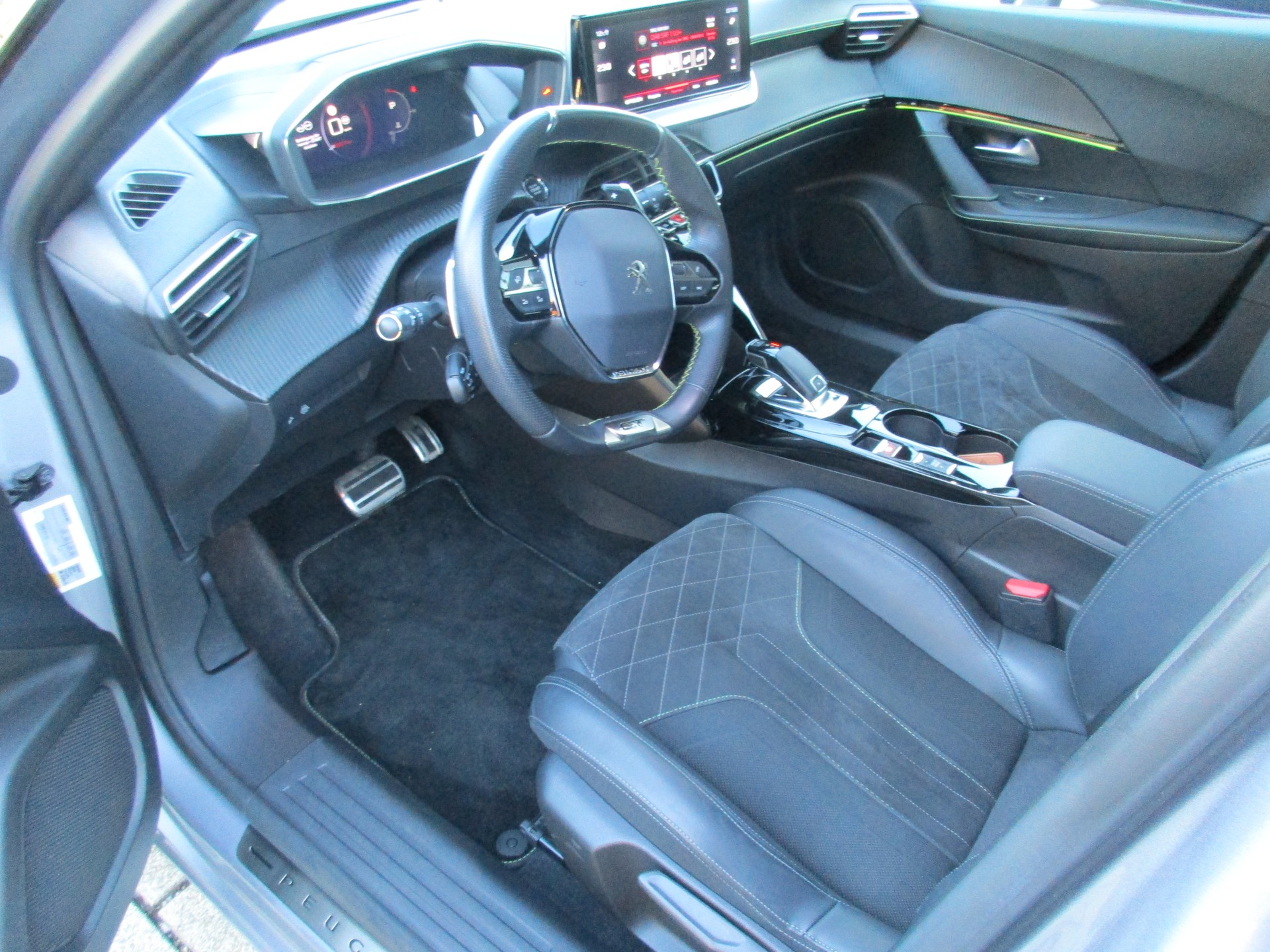 PEUGEOT 2008 1.2 PureTech GT EAT8-image-6