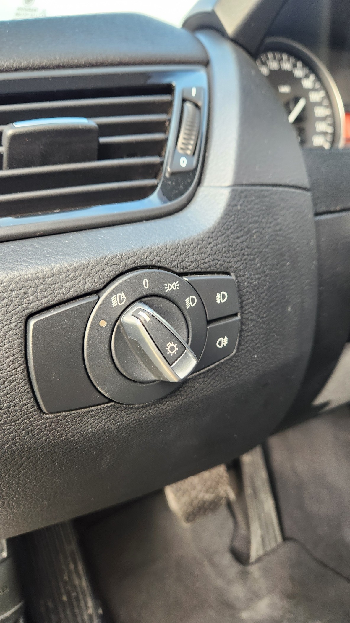 BMW X1 xDrive 20i Steptronic-image-12