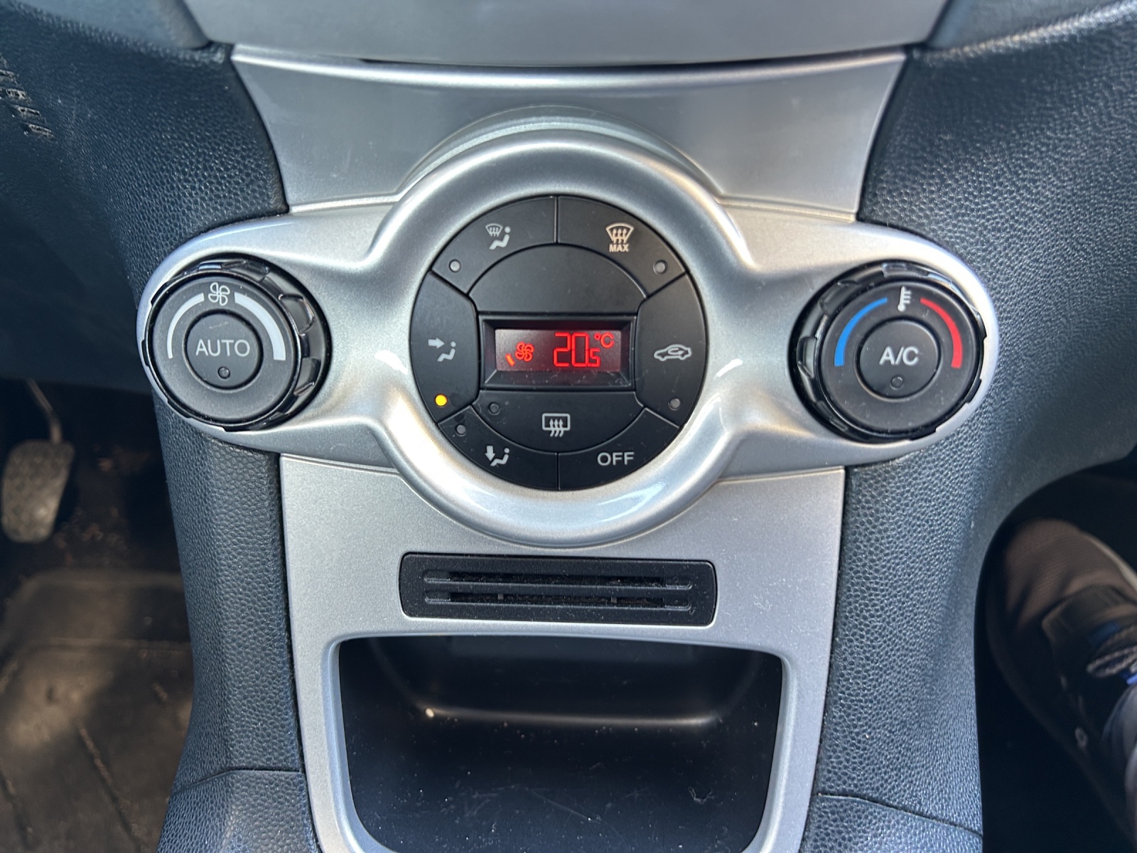 FORD Fiesta 1.6 16V Titanium-image-11