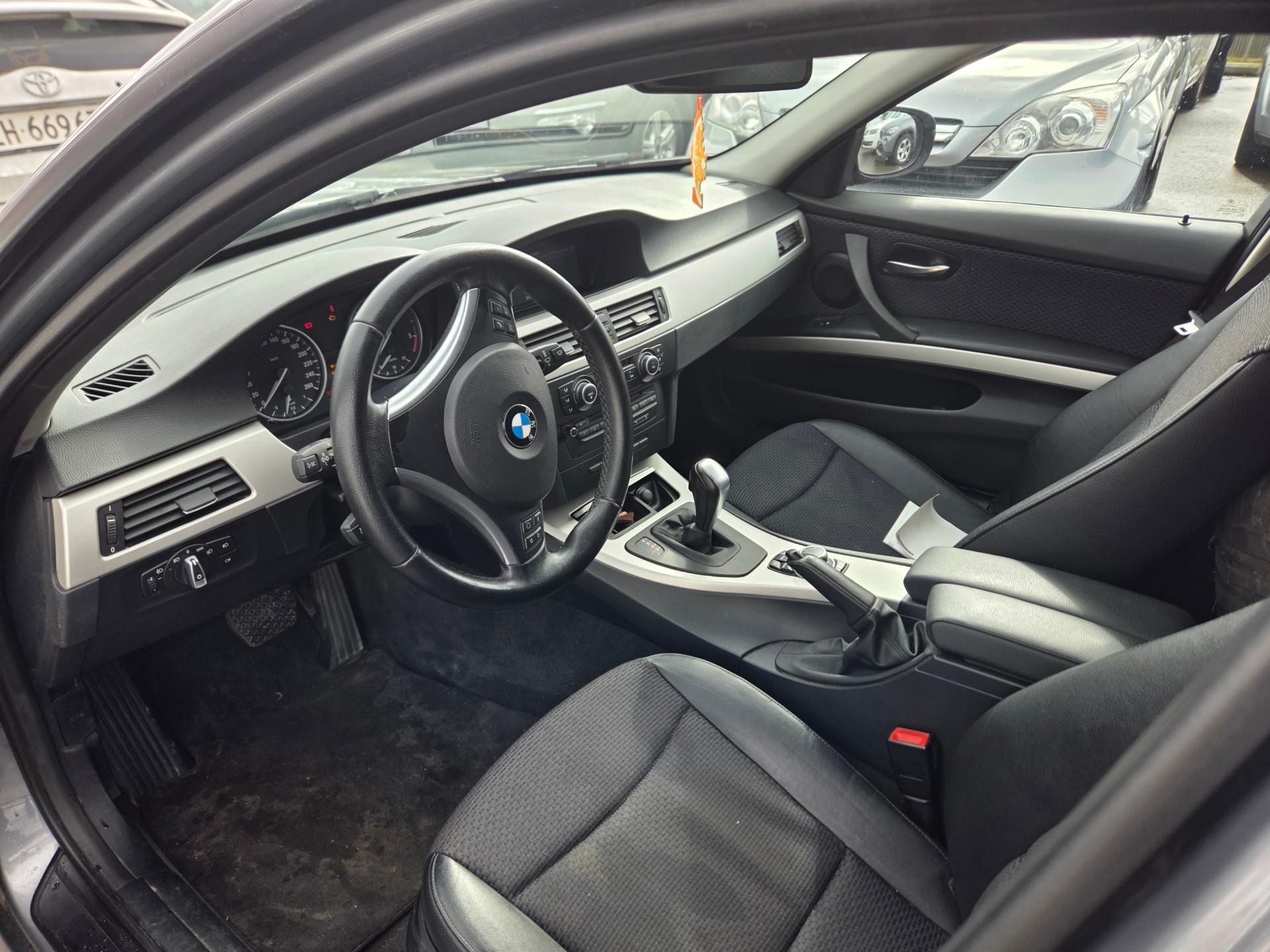 BMW 320d xDrive Touring Steptronic-image-7