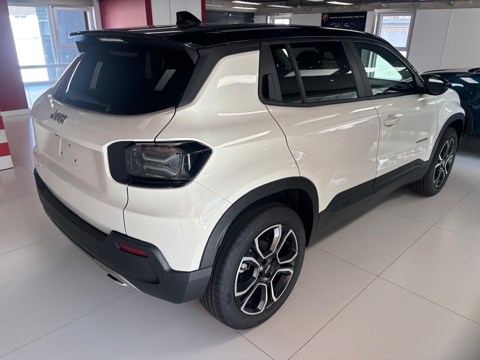 JEEP Avenger 1.2 Turbo MHEV Swiss Altitude-image-2