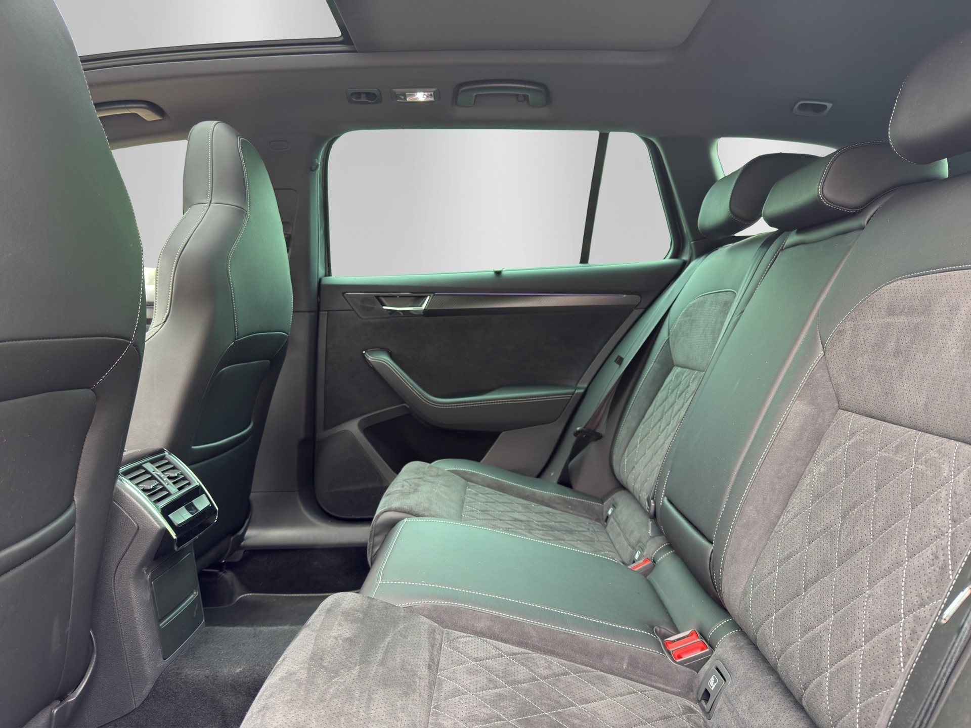 SKODA Superb Combi 2.0 TSI SportLine Light 4x4 DSG-image-14