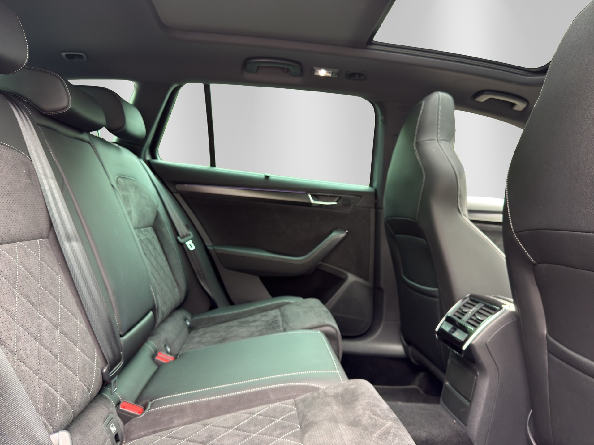 SKODA Superb Combi 2.0 TSI SportLine Light 4x4 DSG-image-15