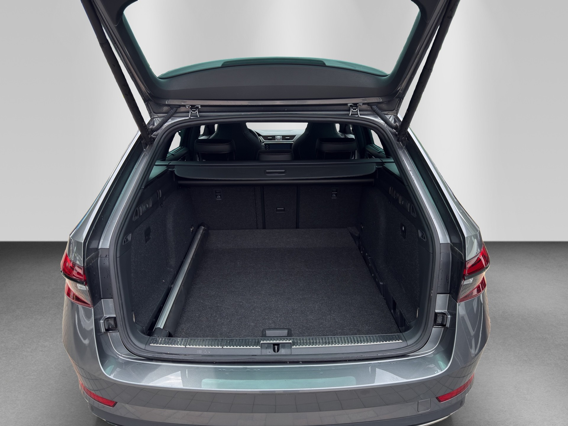 SKODA Superb Combi 2.0 TSI SportLine Light 4x4 DSG-image-16
