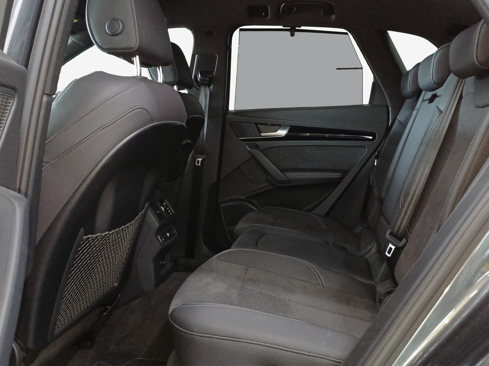 AUDI Q5 40 TDI Black Edition quattro S-tronic-image-11