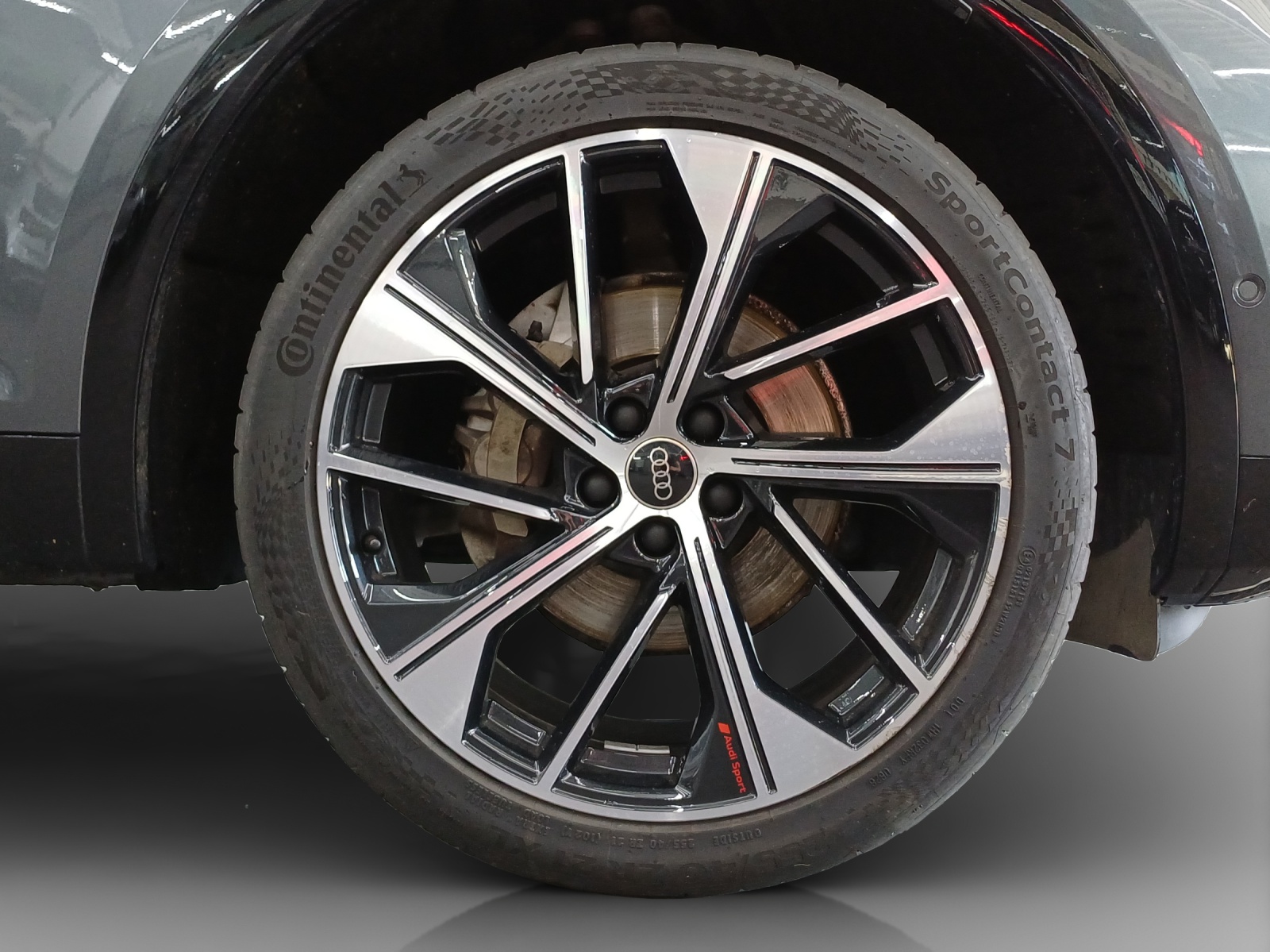 AUDI Q5 40 TDI Black Edition quattro S-tronic-image-15
