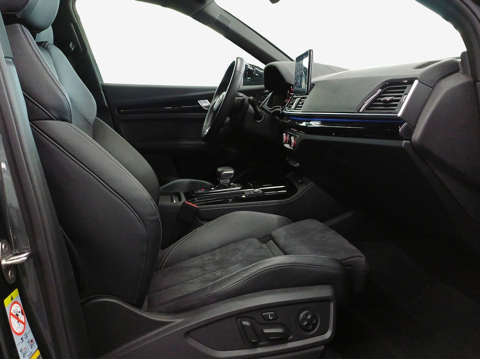 AUDI Q5 40 TDI Black Edition quattro S-tronic-image-14