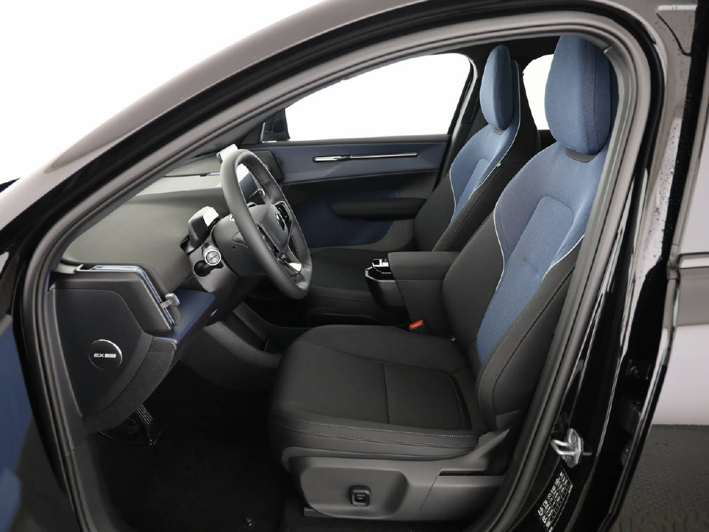 VOLVO EX 30 Cross Country P8 Ultra AWD-image-1