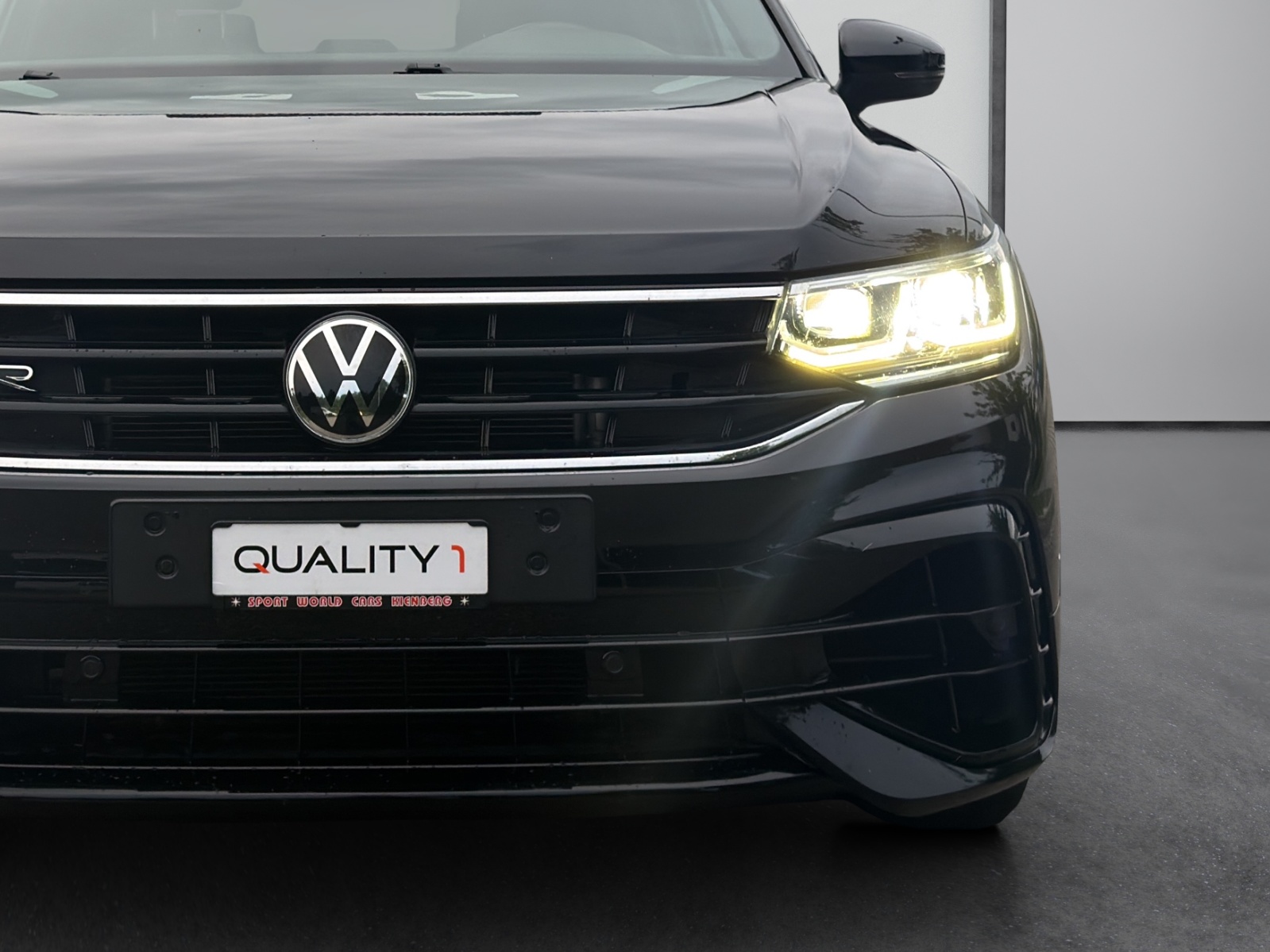 VW Tiguan 2.0TSI R 4Motion DSG-image-7