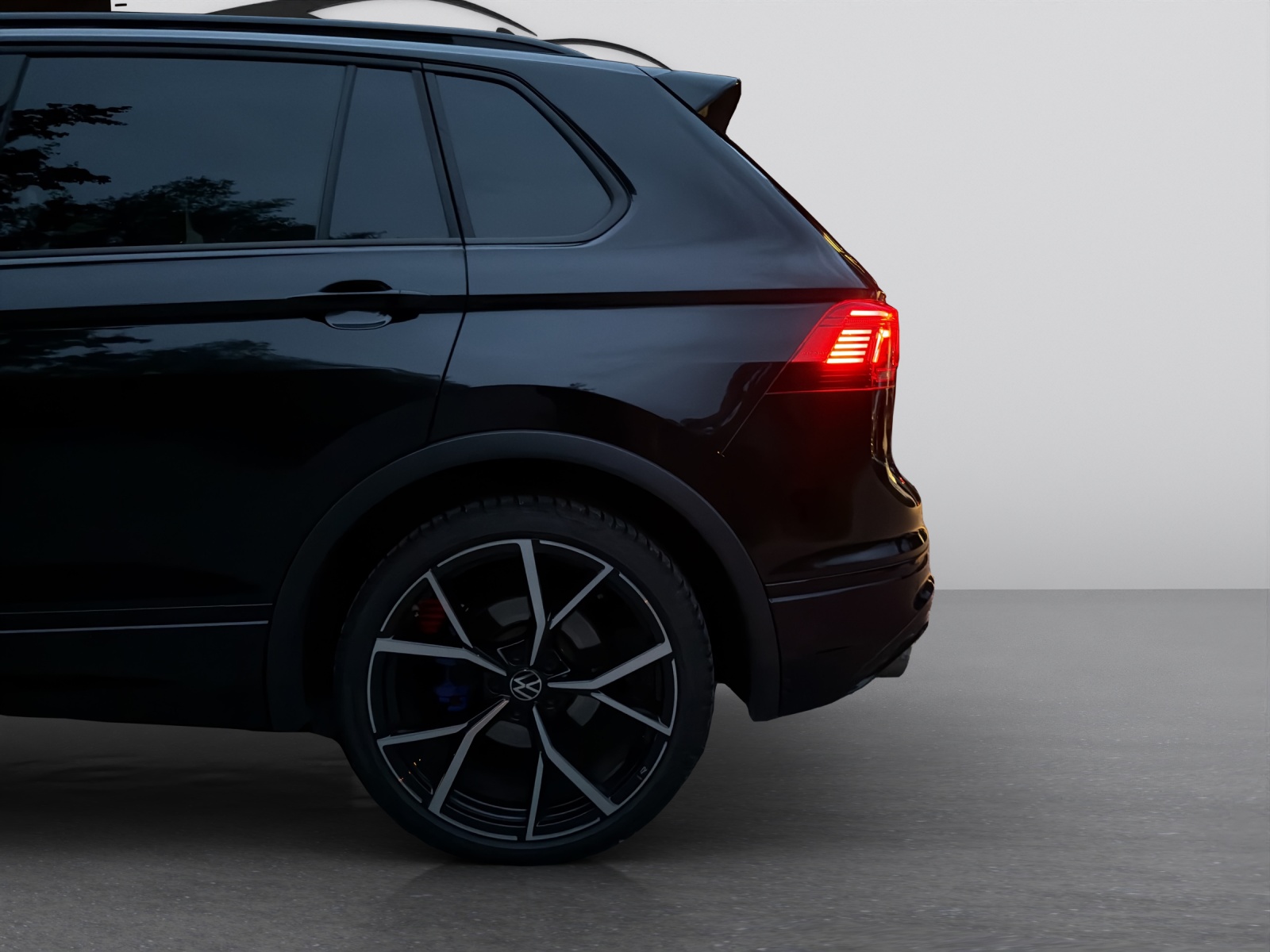 VW Tiguan 2.0TSI R 4Motion DSG-image-27