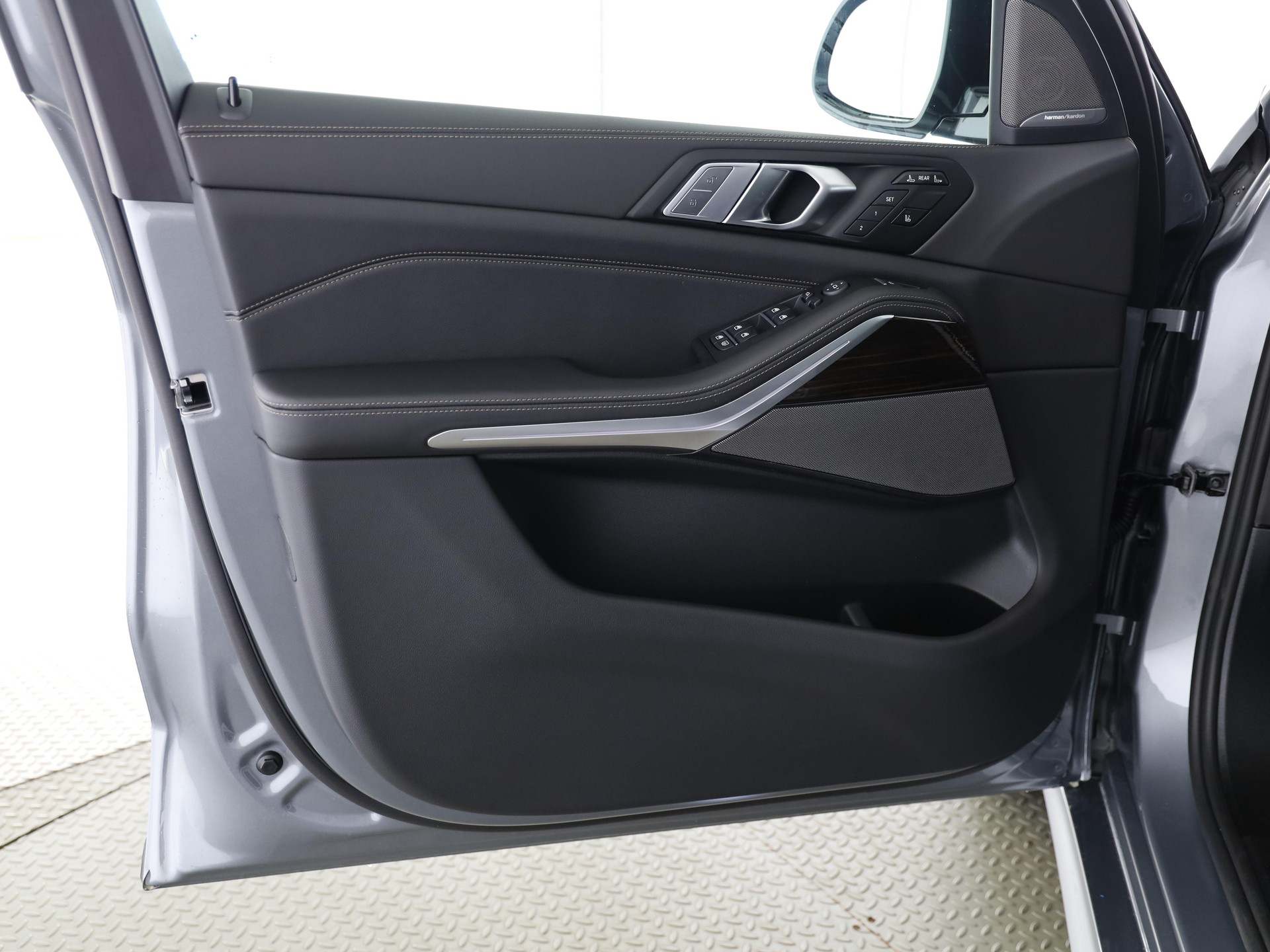 BMW X7 40i xDrive-image-16