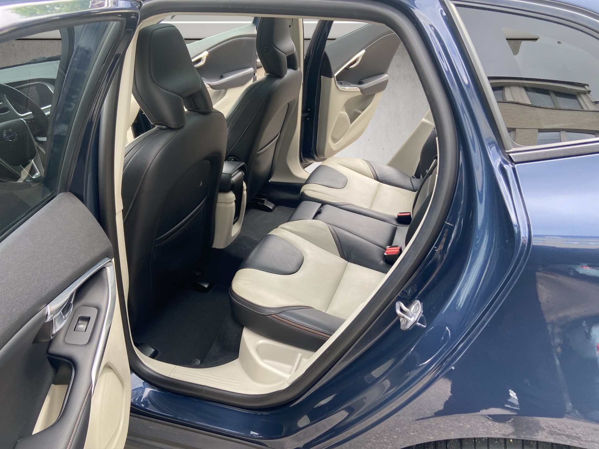 VOLVO V40 Cross Country T4 2.0 AWD Summum Geartronic-image-11
