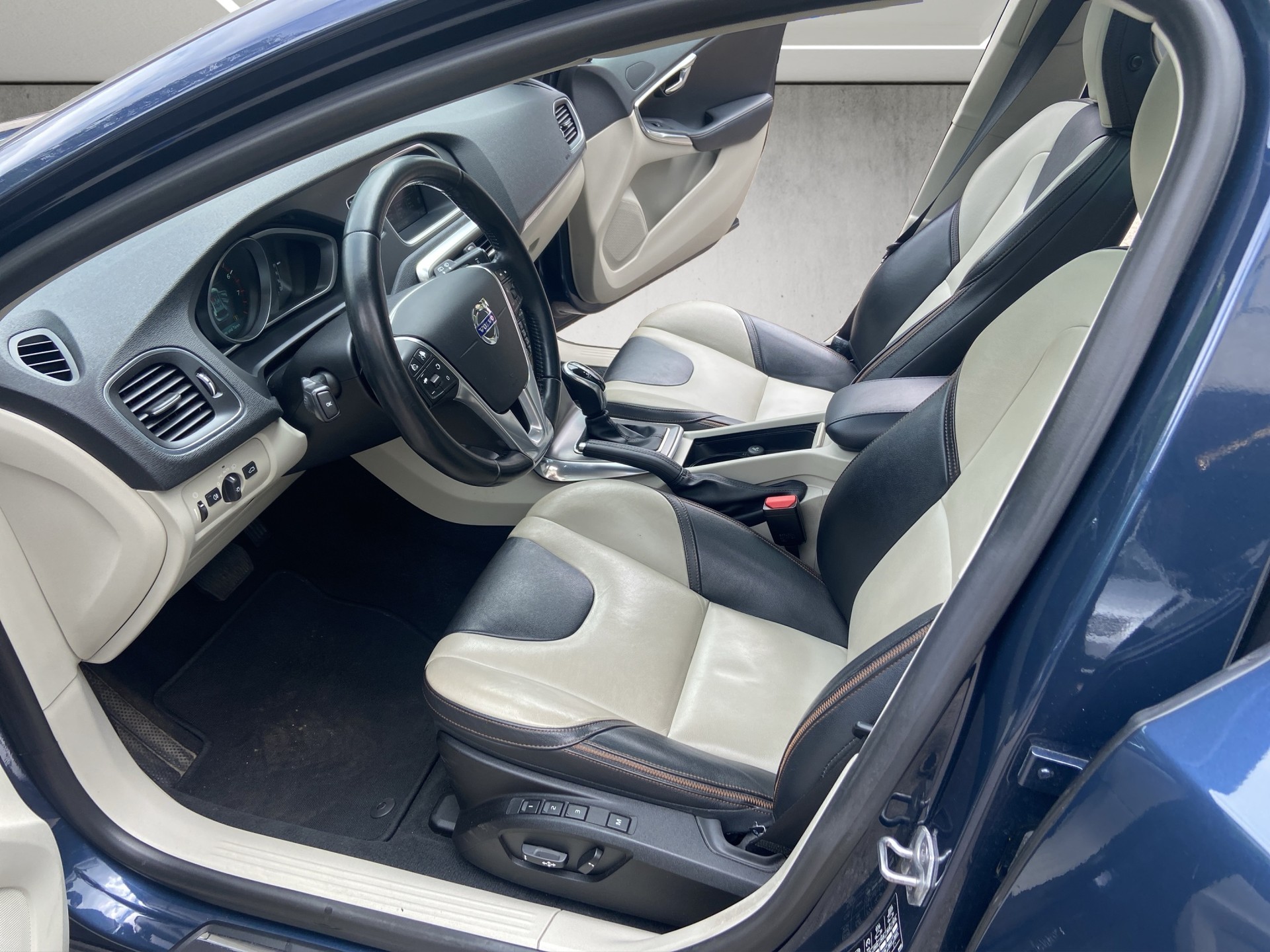 VOLVO V40 Cross Country T4 2.0 AWD Summum Geartronic-image-6