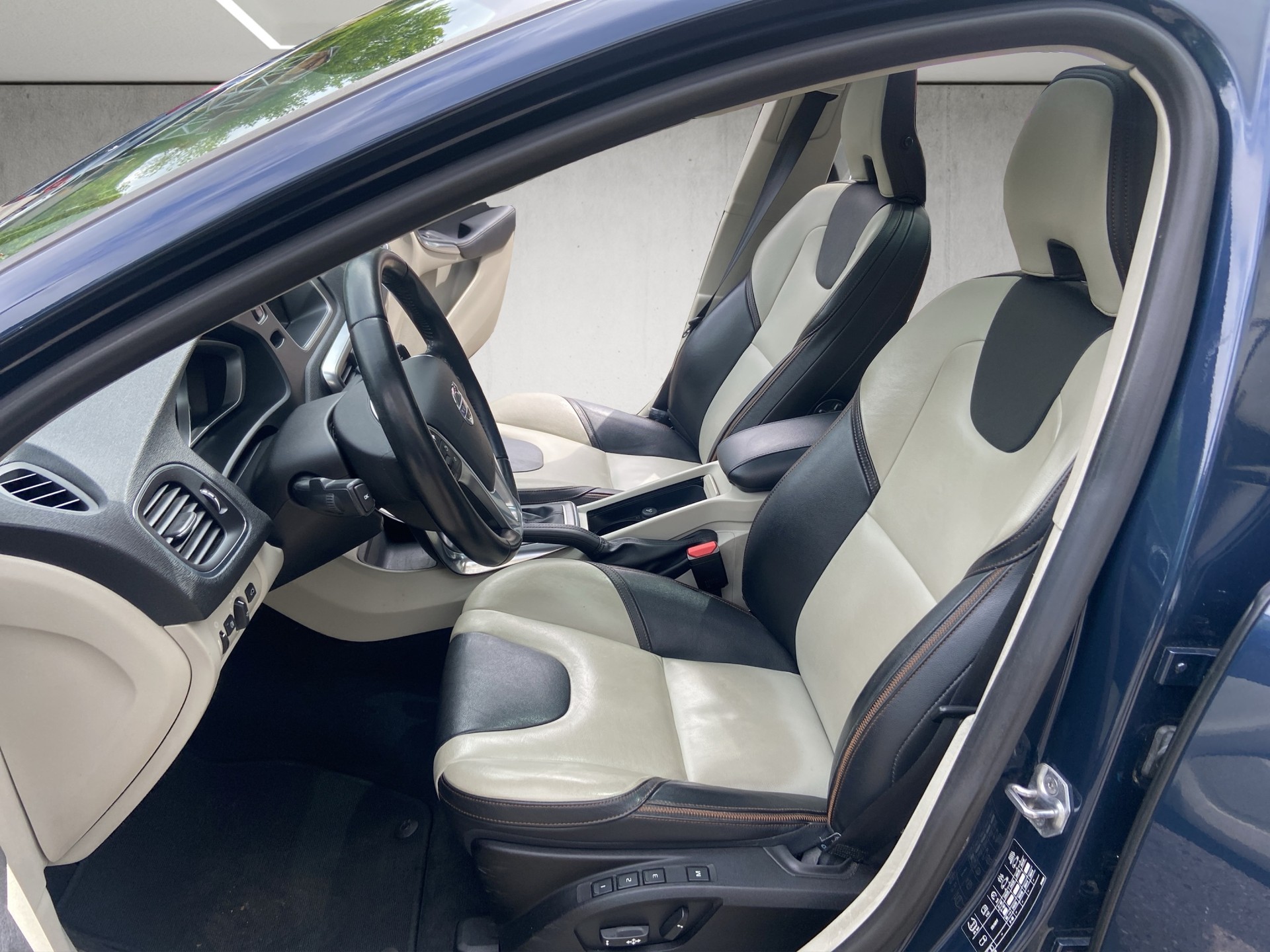 VOLVO V40 Cross Country T4 2.0 AWD Summum Geartronic-image-10