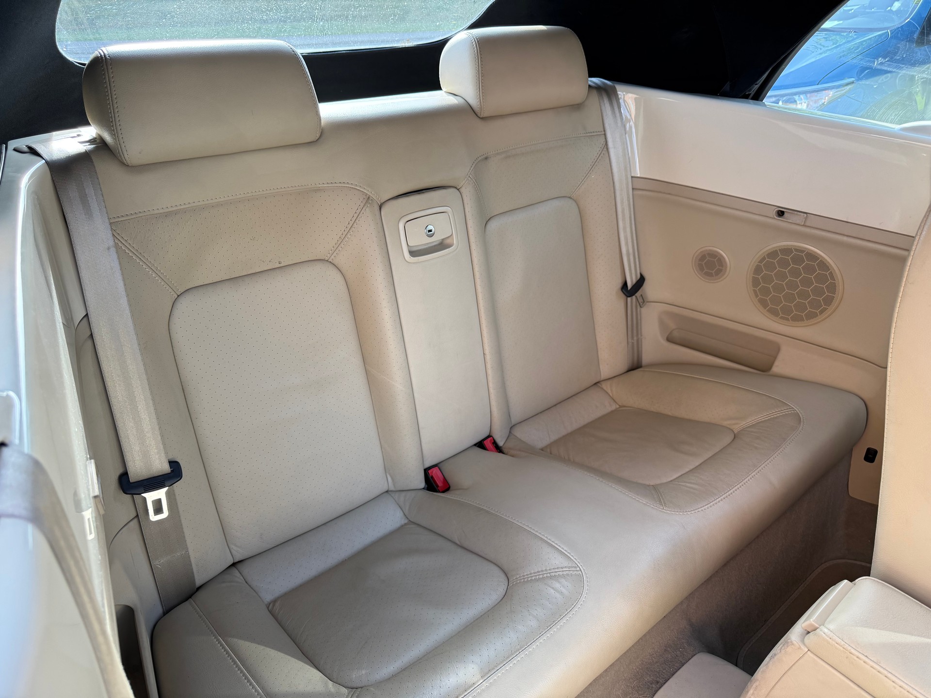 VW Beetle Cabrio 1.6-image-9