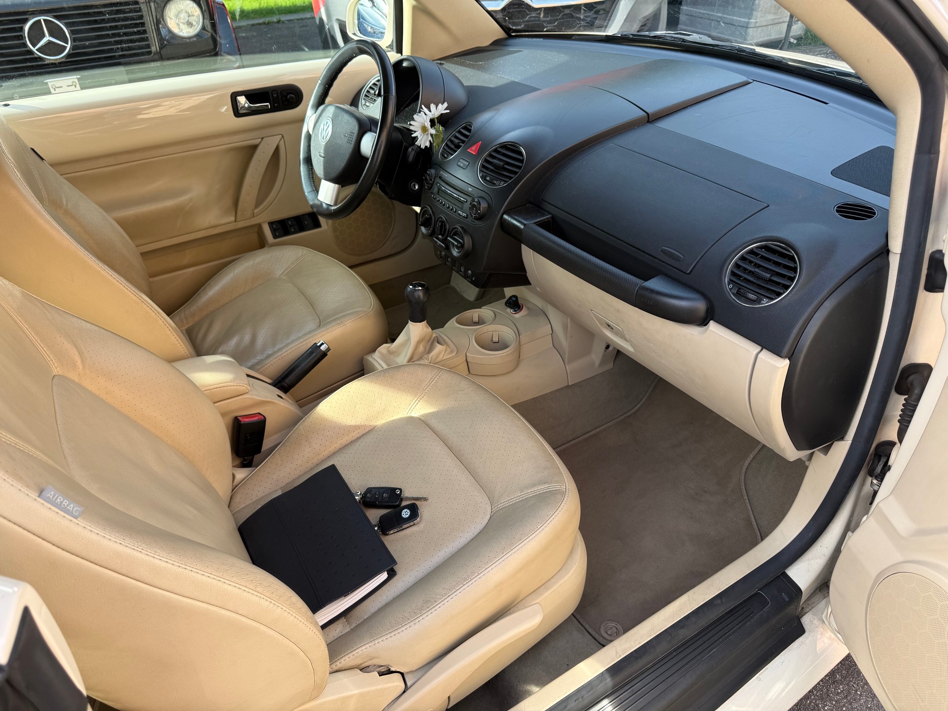VW Beetle Cabrio 1.6-image-8